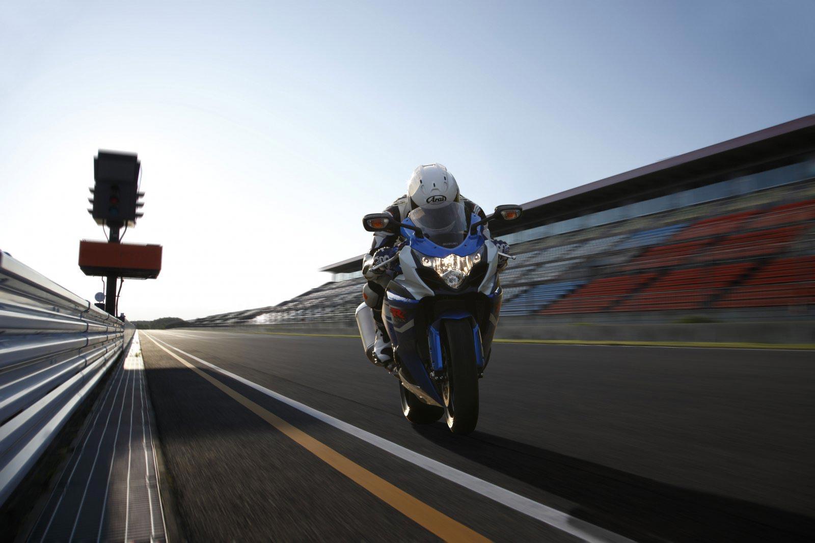 1600x1066 Suzuki GSXR 1000 4lbs, Boosts Mid Range