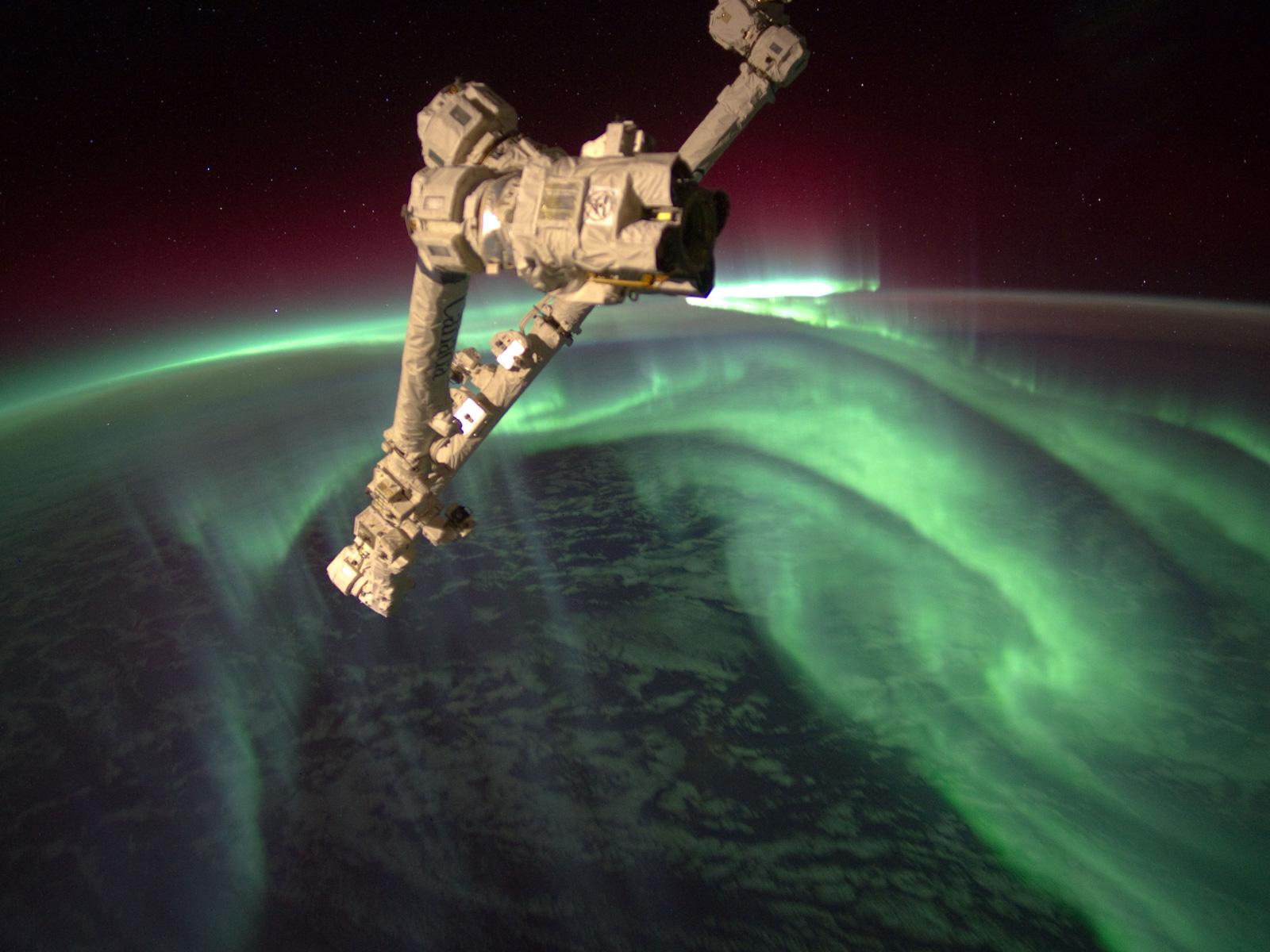 1600x1200 Southern Lights from space