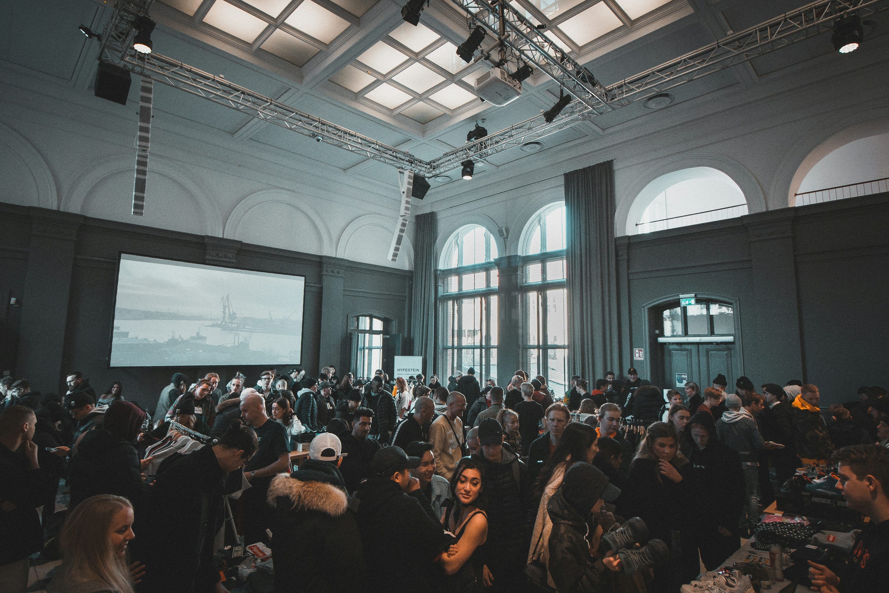 3000x2000 Speaker Event Picture. Download Free