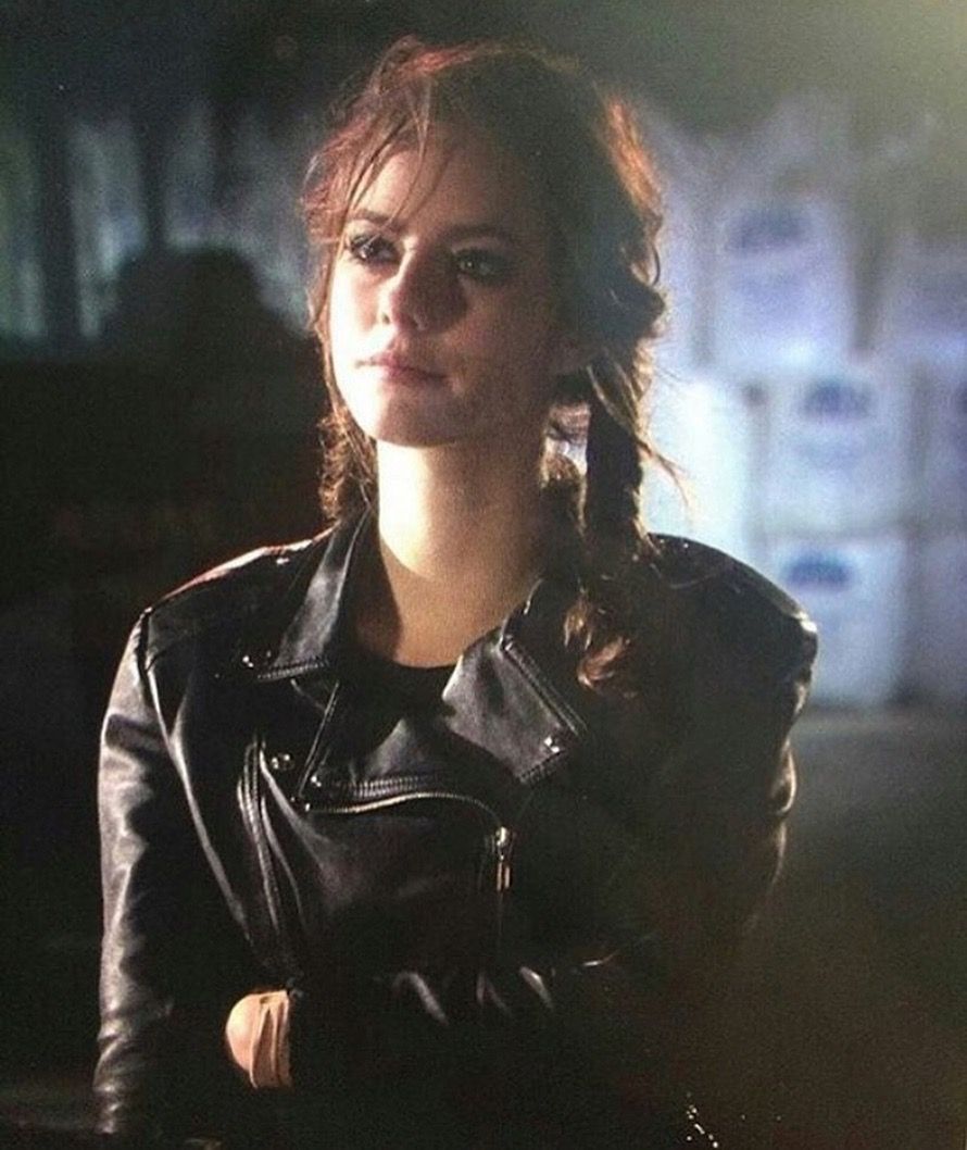 890x1058 Effy Stonem Wallpaper