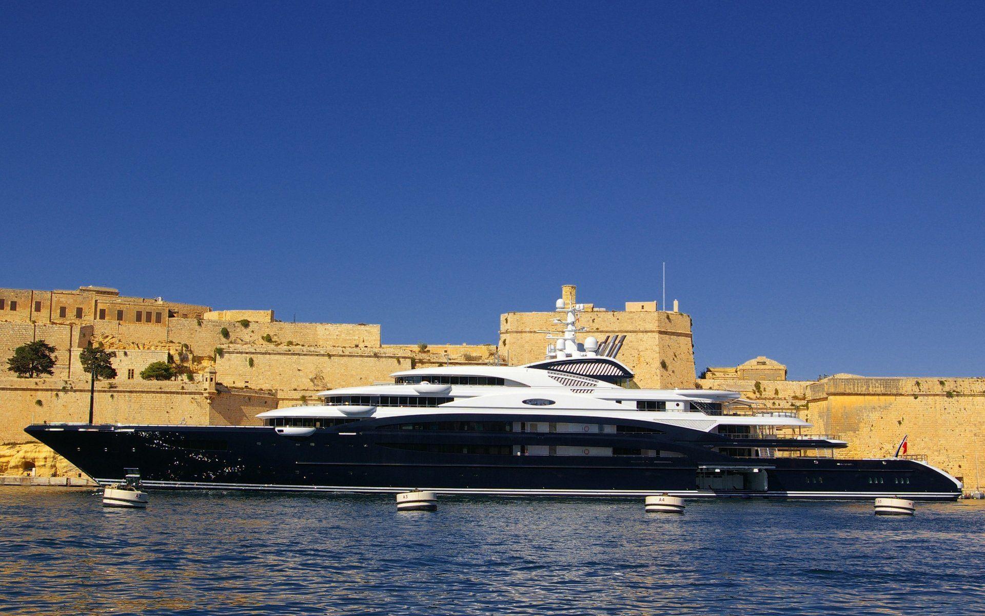 1920x1200 Luxury Yacht HD Wallpaper: Elegant Vessel on Clear Blue Watersx1200