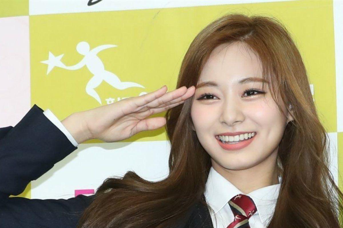 1200x800 K Pop Girlband TWICE Members Tzuyu And Chaeyoung Celebrate