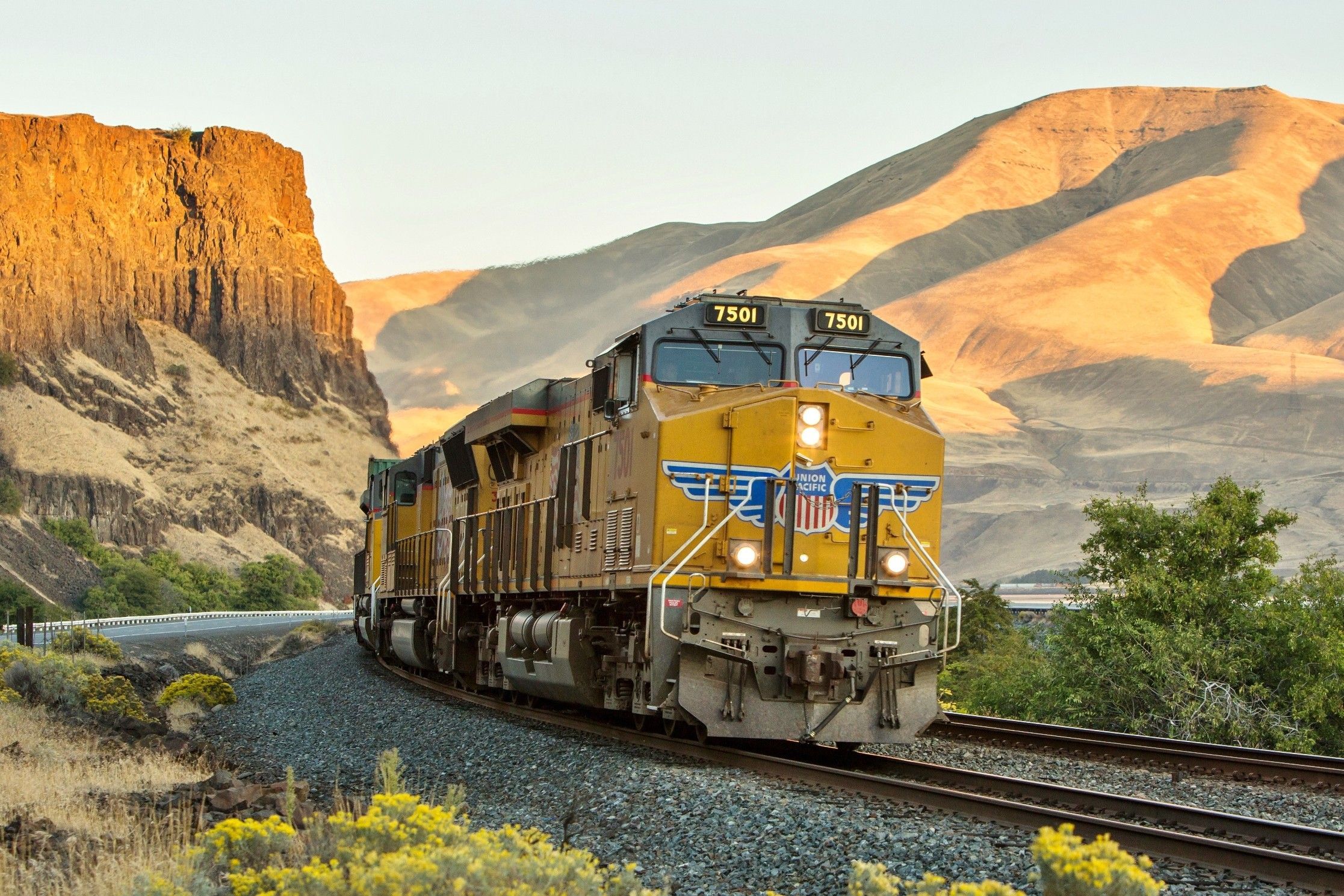 2233x1490 train, diesel locomotives, hill