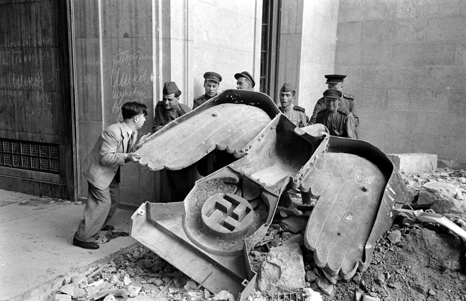 1500x968 Adolf Hitler's Bunker and the Ruins of Berlin: Photo From 1945