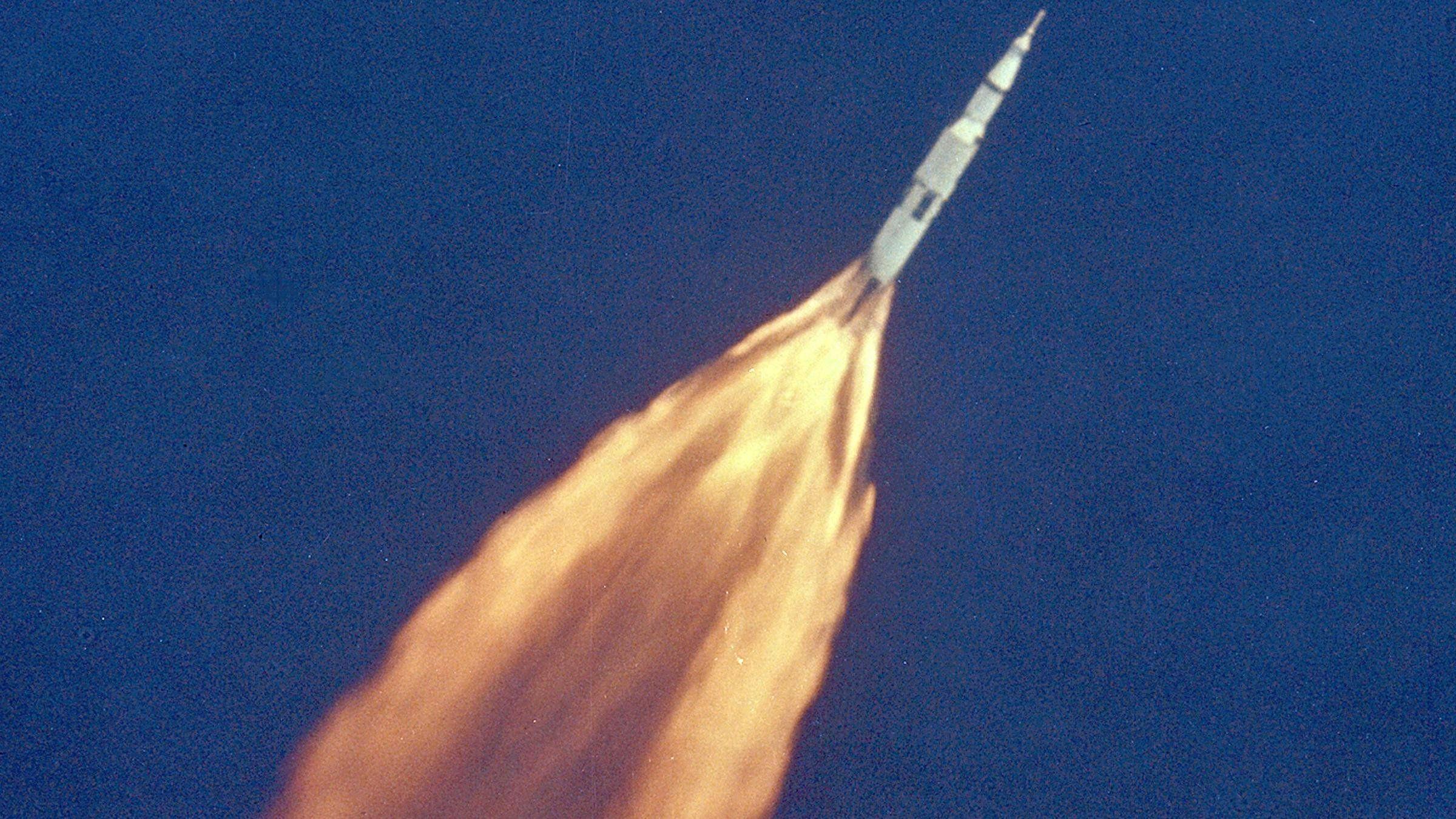 2400x1351 Saturn V [2400 x 1351]