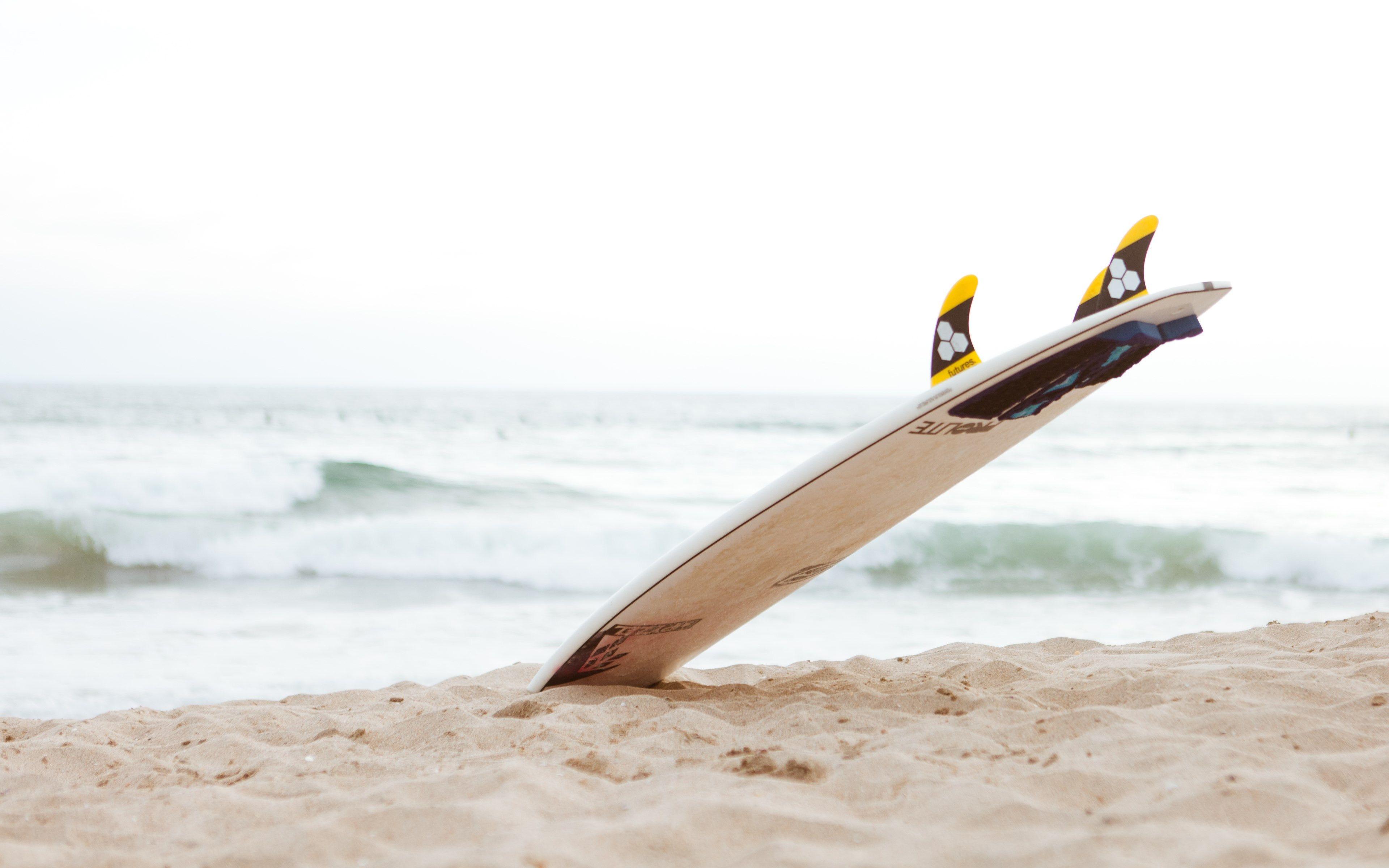 3840x2400 Download wallpaper: Surf board on the beach 3840x2400