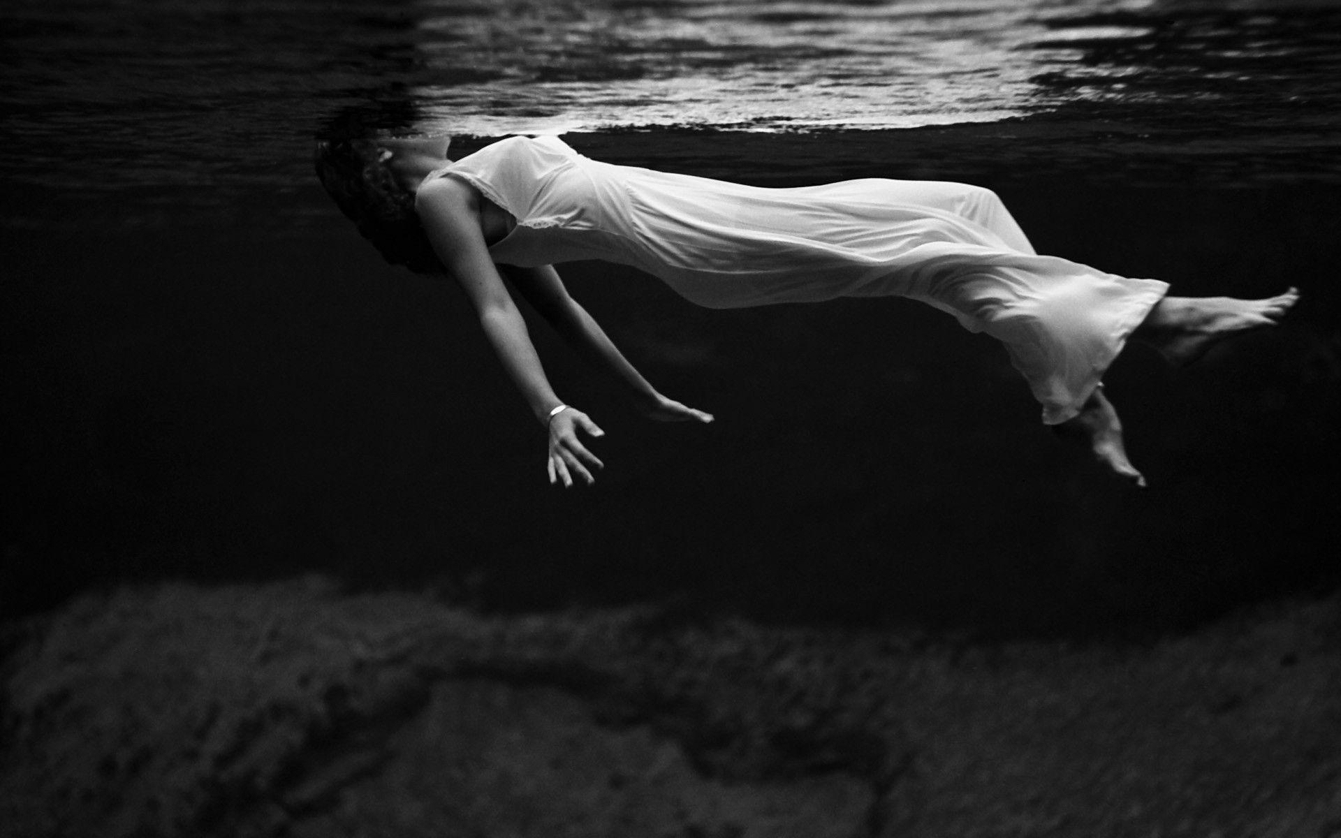 Черное не всегда белое. Девушка в воде. Фотосессия в воде. Девушка под водой.