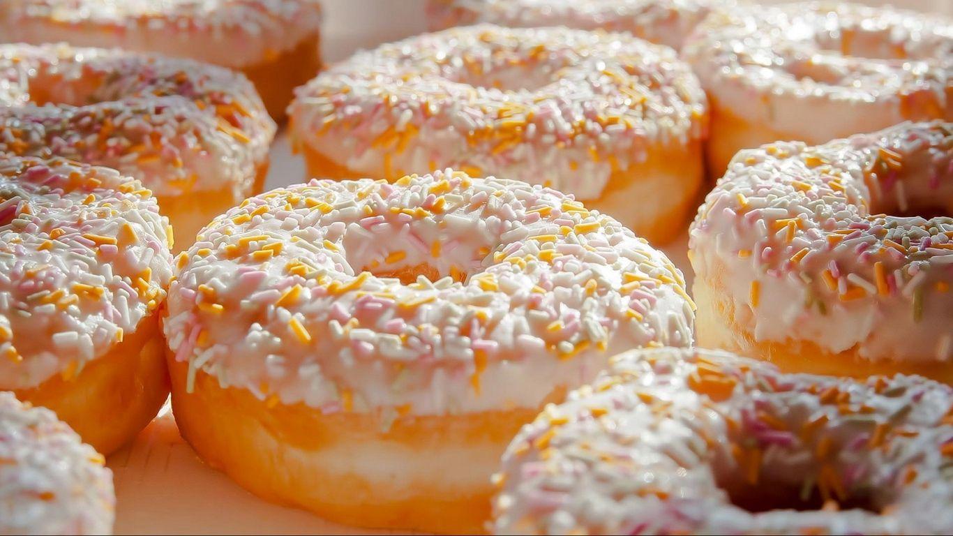 1366x768 Download wallpaper 1366x768 donut, pastry, cream, powder
