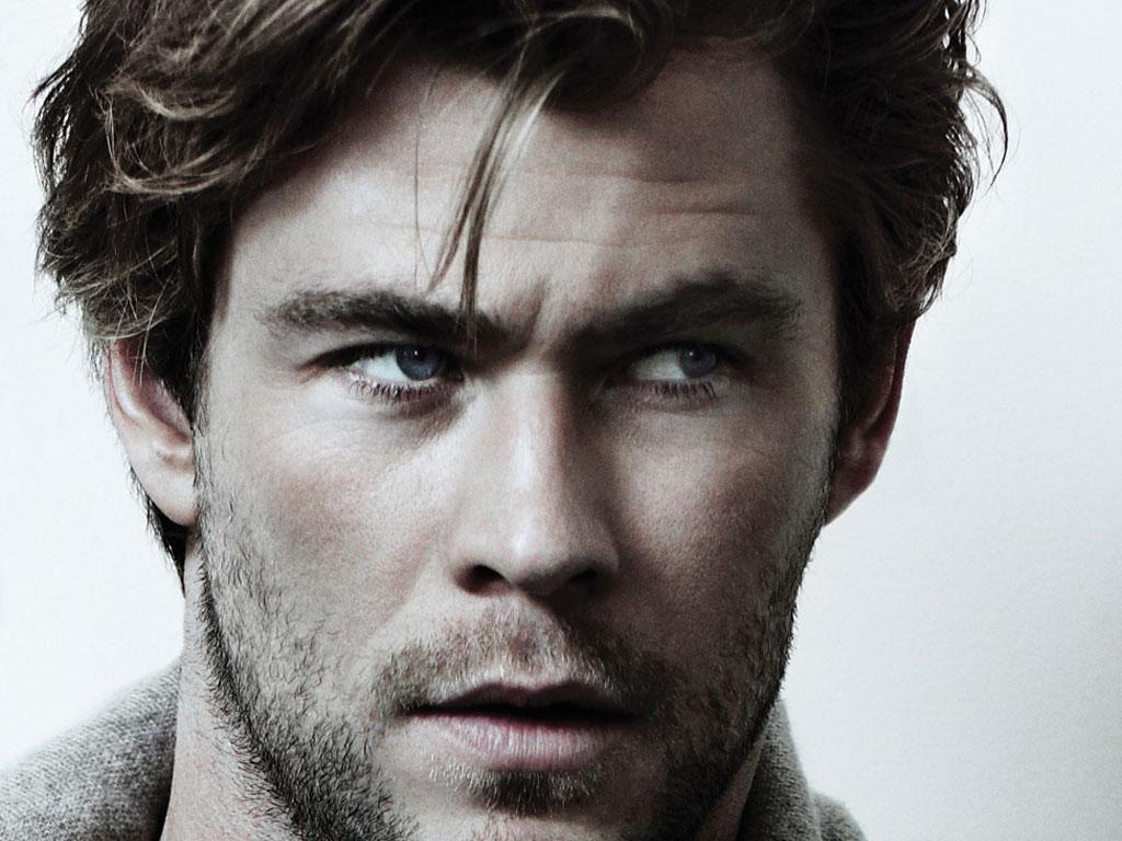 1024x768 Chris Hemsworth Face Close Up Black and White HD Wallpaper