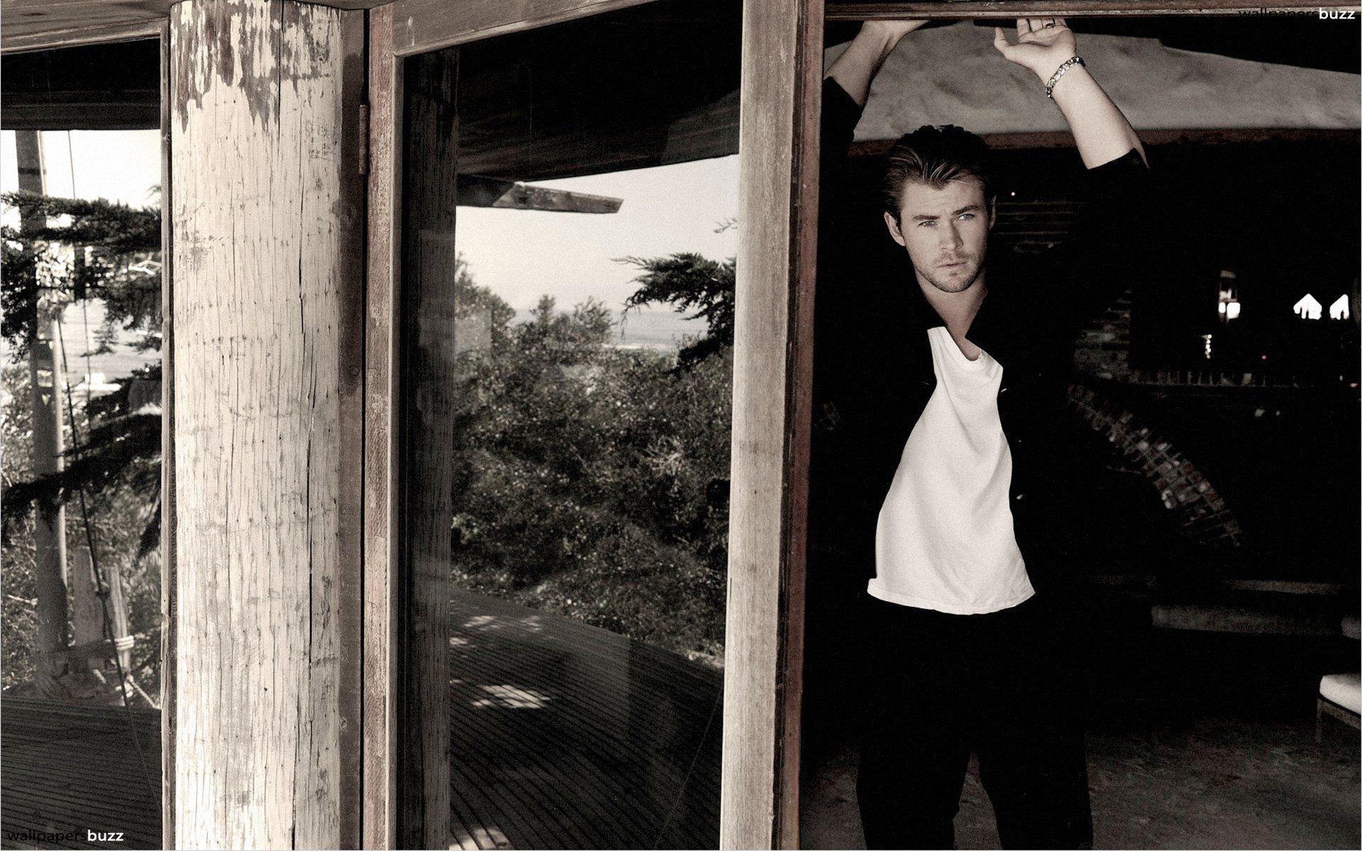 1920x1200 Chris Hemsworth in the forest hut HD Wallpaper