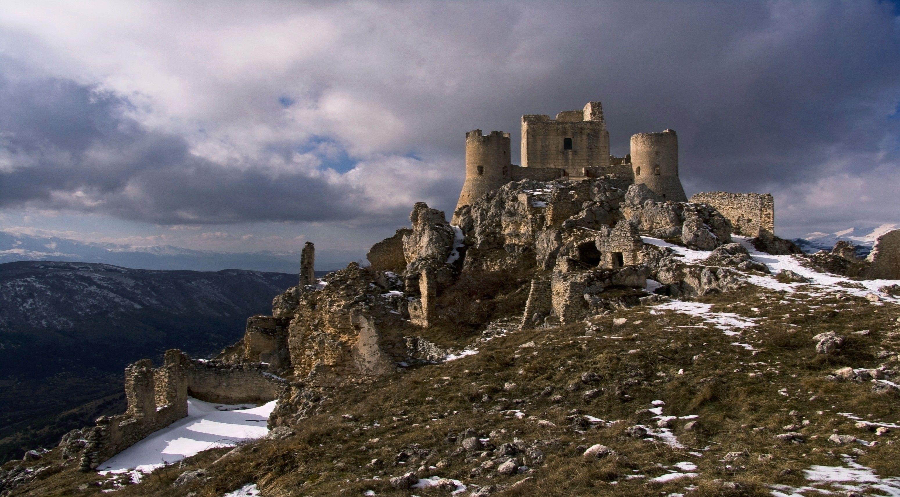 Castle mountains. Развалины замка Клифф, Германия. Горийская крепость. Авранло (крепость). Гюлистан (крепость, Карабах).