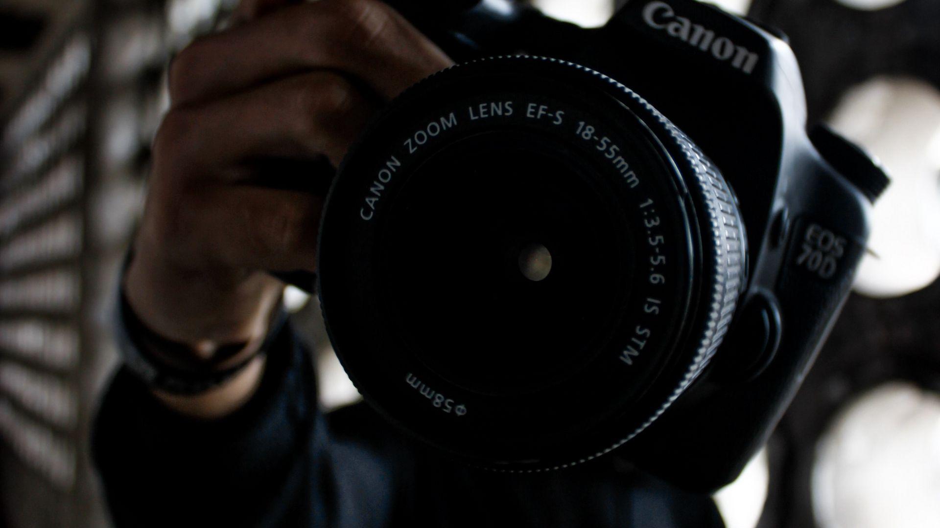 1920x1080 Download wallpaper 1920x1080 camera, lens, hand