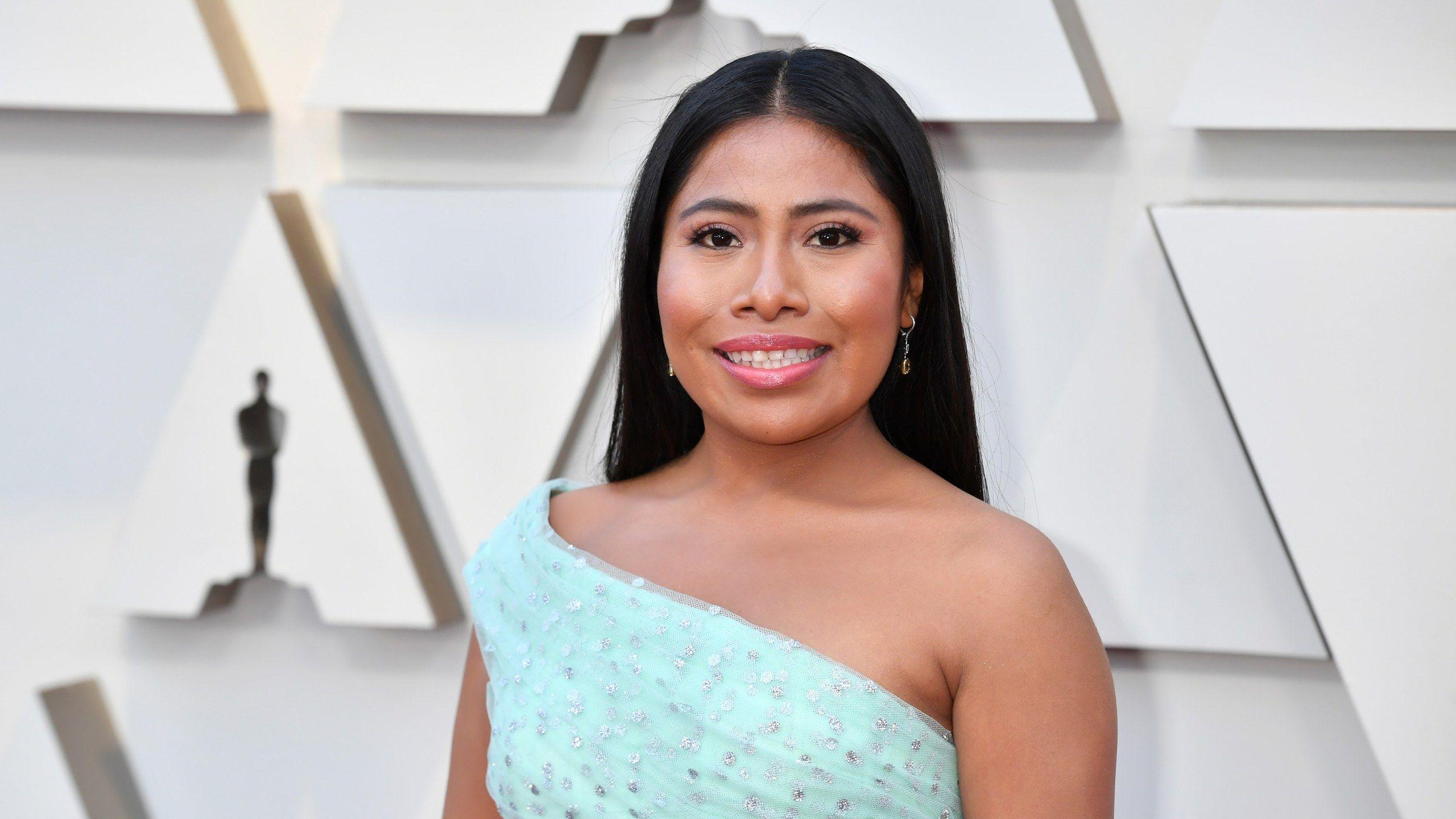 2560x1440 Yalitza Aparicio Wore Blush as Eye Makeup at the Oscars 2019