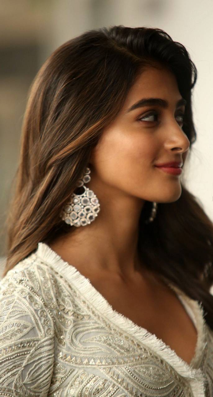 686x1280 Pooja Hegde Wallpaper