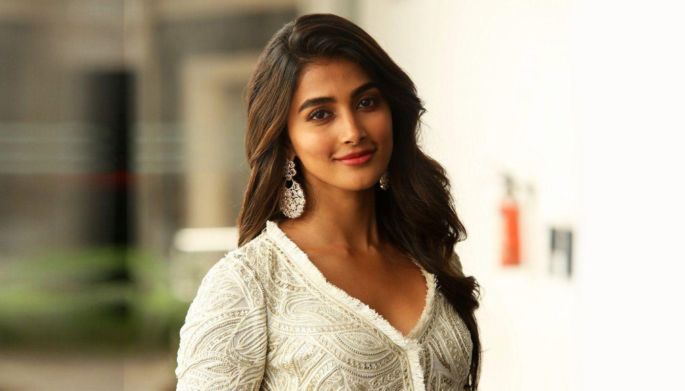 1400x800 Pooja Hegde Wallpaper Background (33)