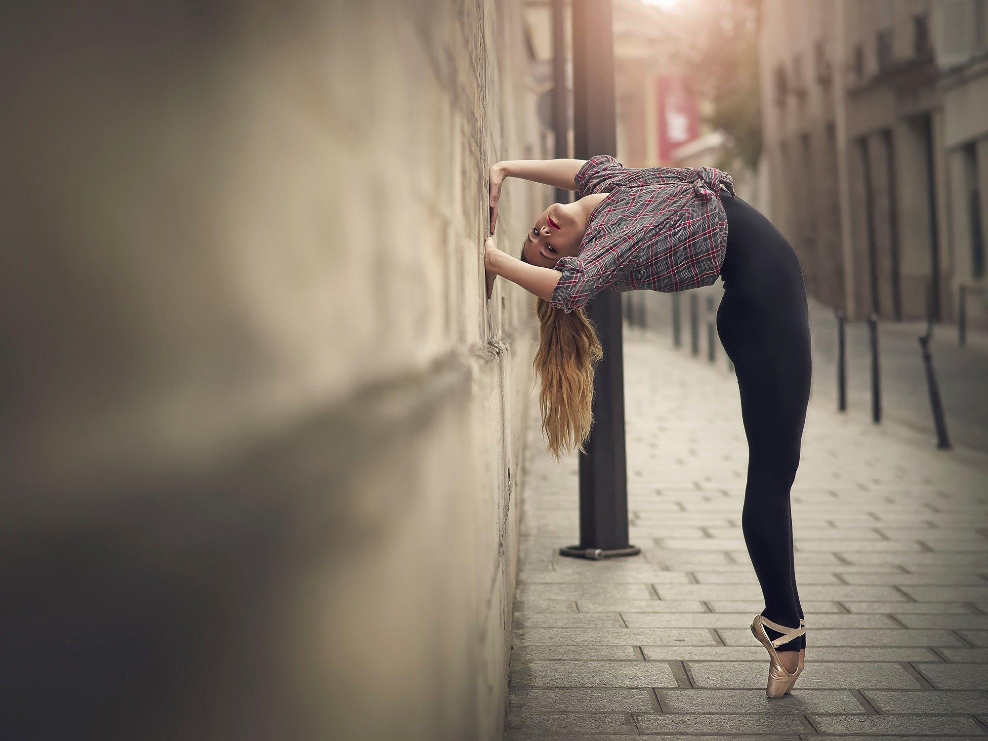 2000x1500 ballerina, Women, Yoga Pants Wallpaper HD / Desktop