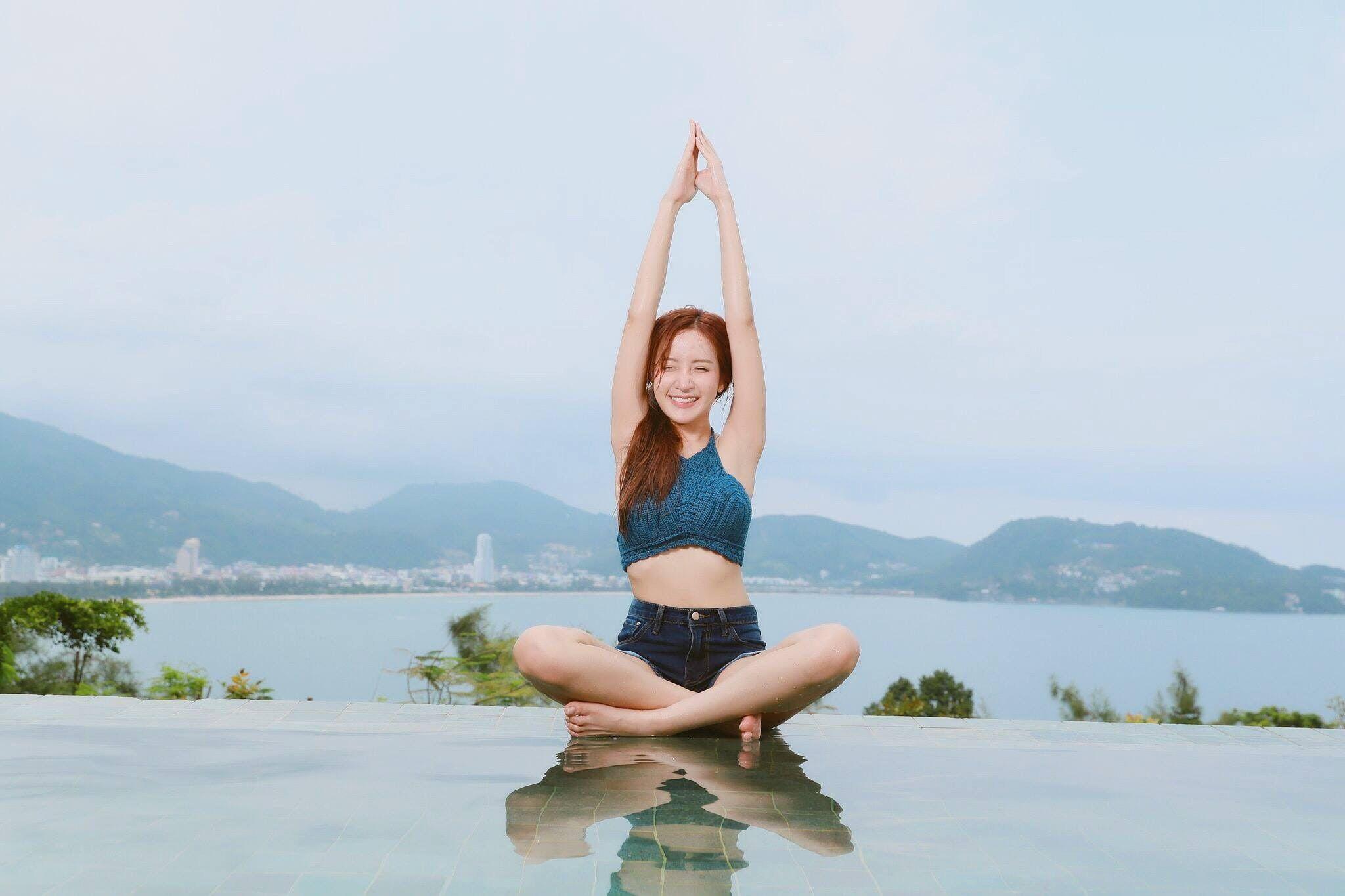 2048x1365 Woman Doing Yoga on Poolside · Free
