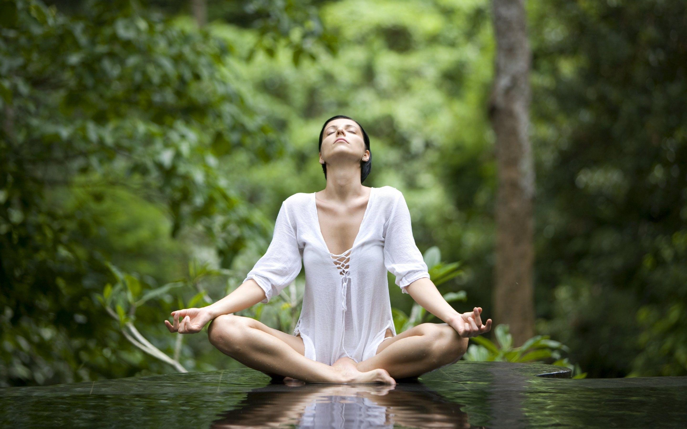 2880x1800 A Young Woman Sits In Water In Yoga Position Health HD