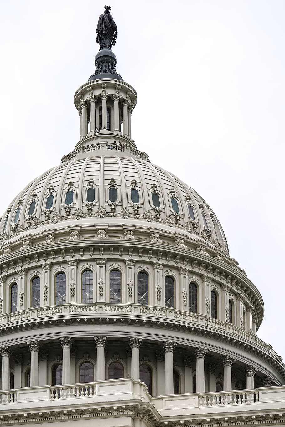 910x1364 The dome of the US capitol building