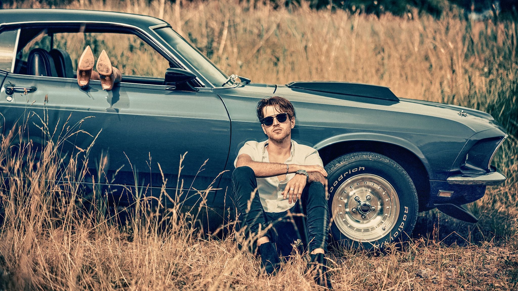 2048x1152 Download Car Man Model HD Wallpaper