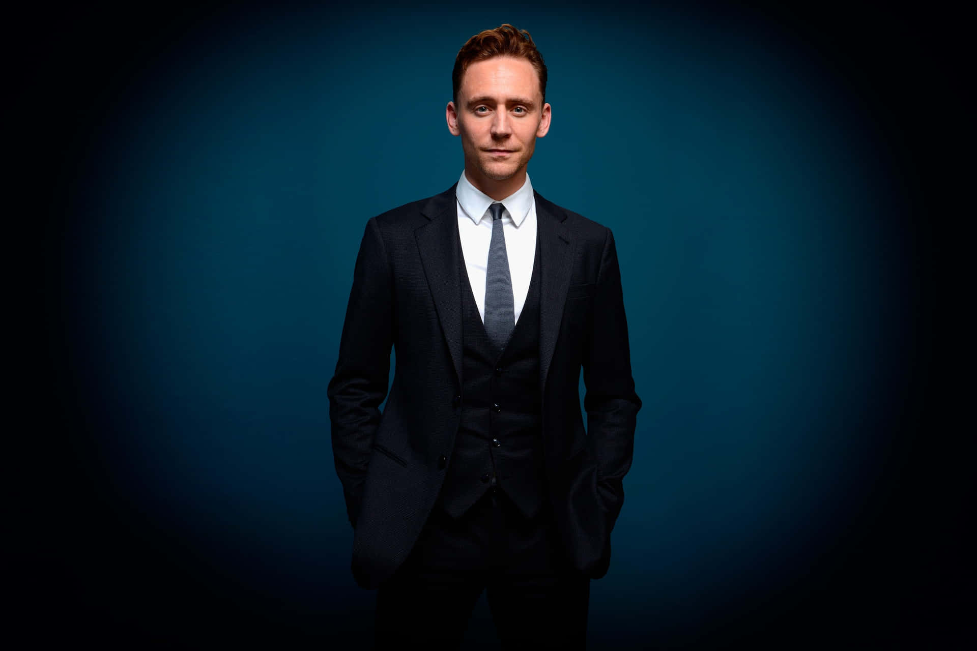 1920x1280 Download English Actor Tom Hiddleston