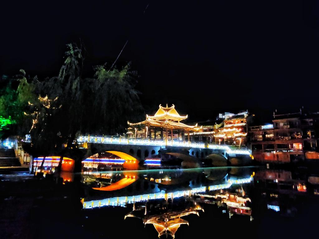 1024x768 Fenghuang Memory Linjiang Inn