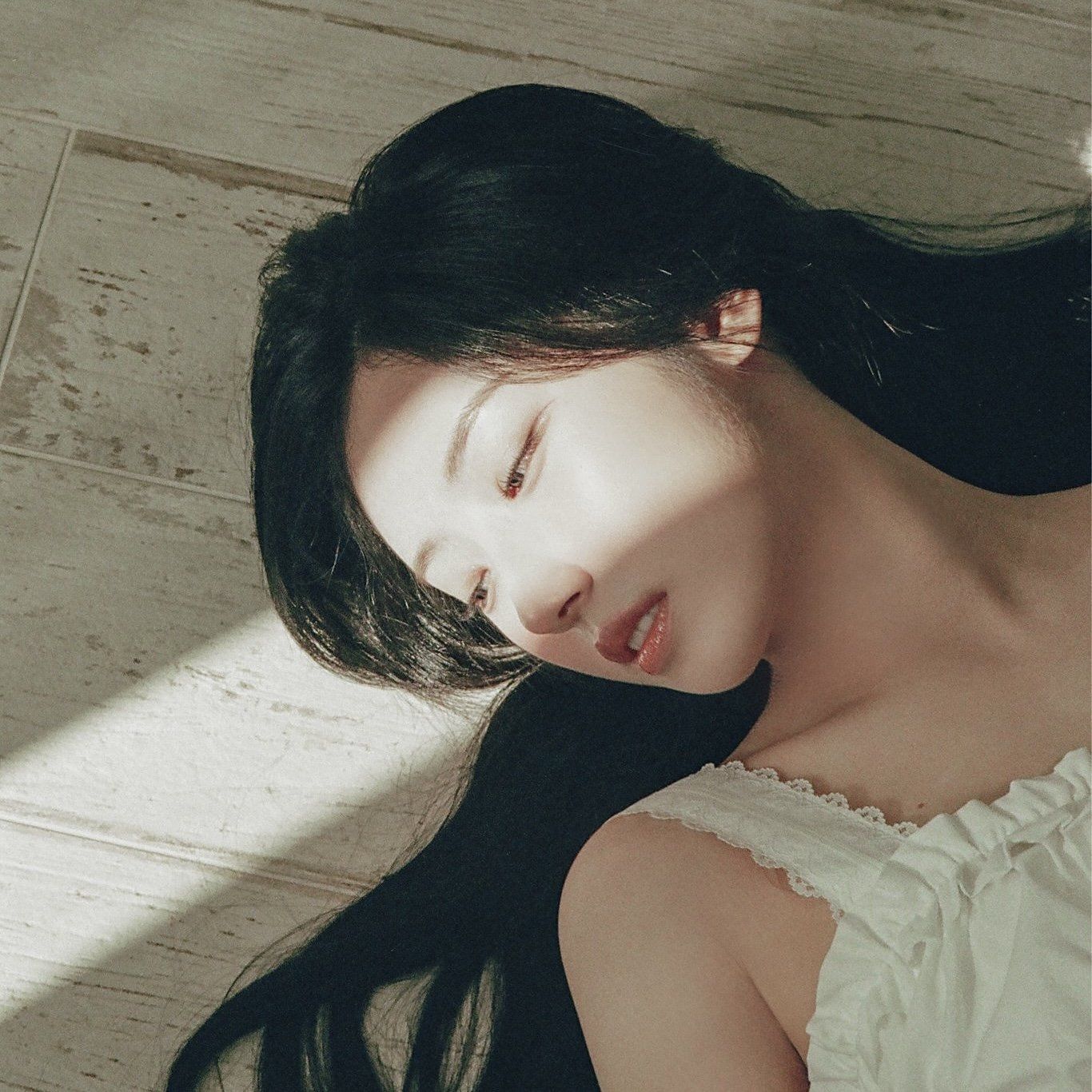 1366x1366 HaSeul Photo