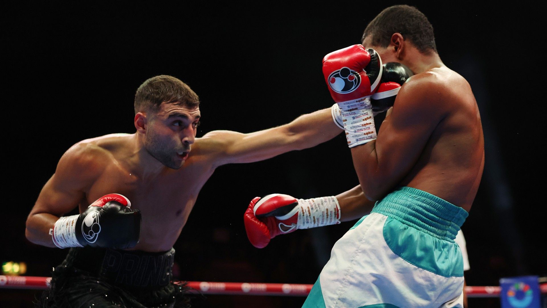 1920x1080 British boxing legend's son eases to