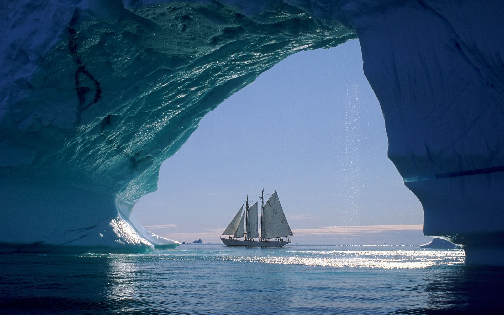 1920x1200 Vintage Sailing Ship in Ice Passage