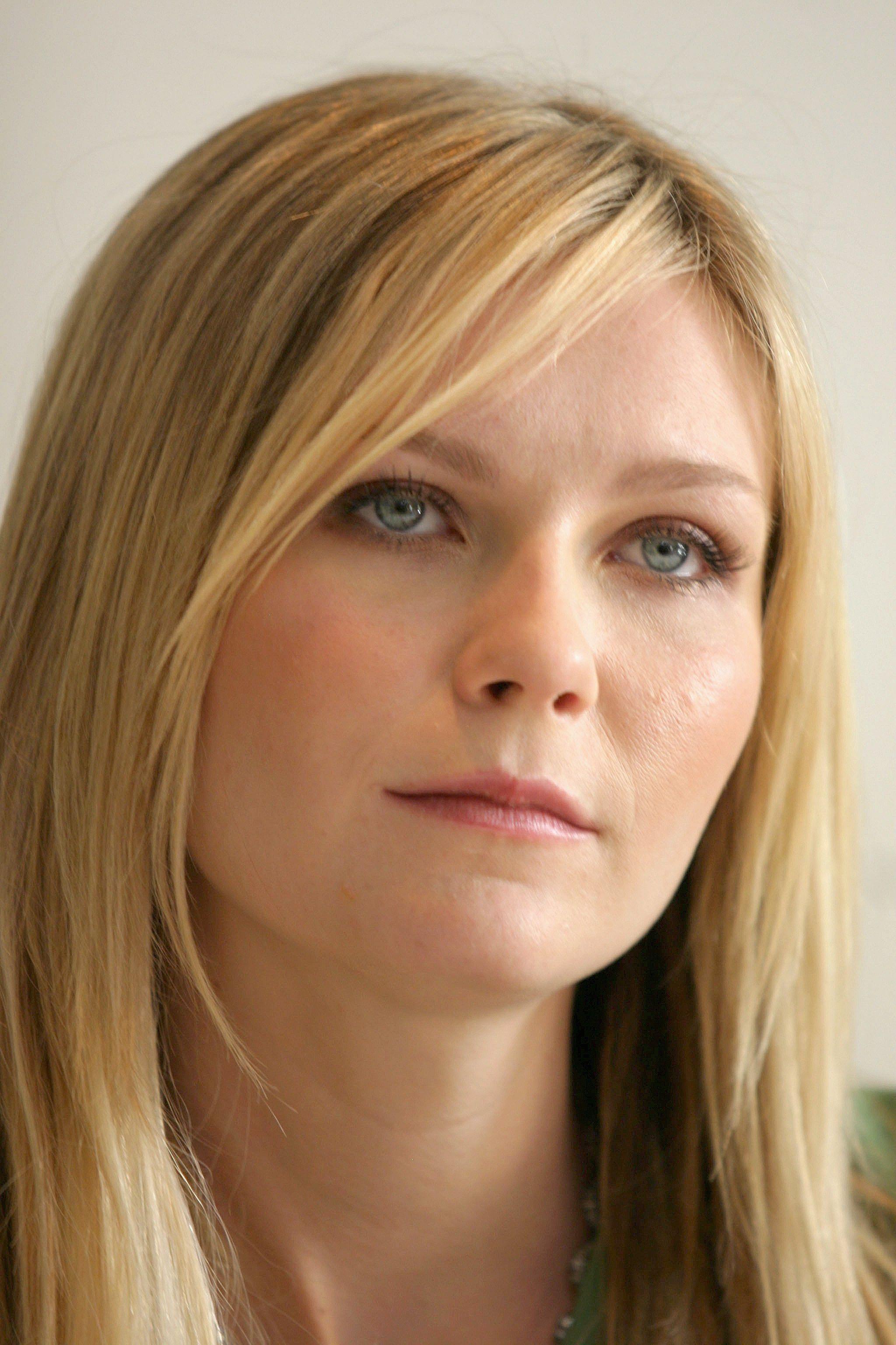 2048x3072 Kirsten Dunst Wallpaper Q, 539.88 Kb