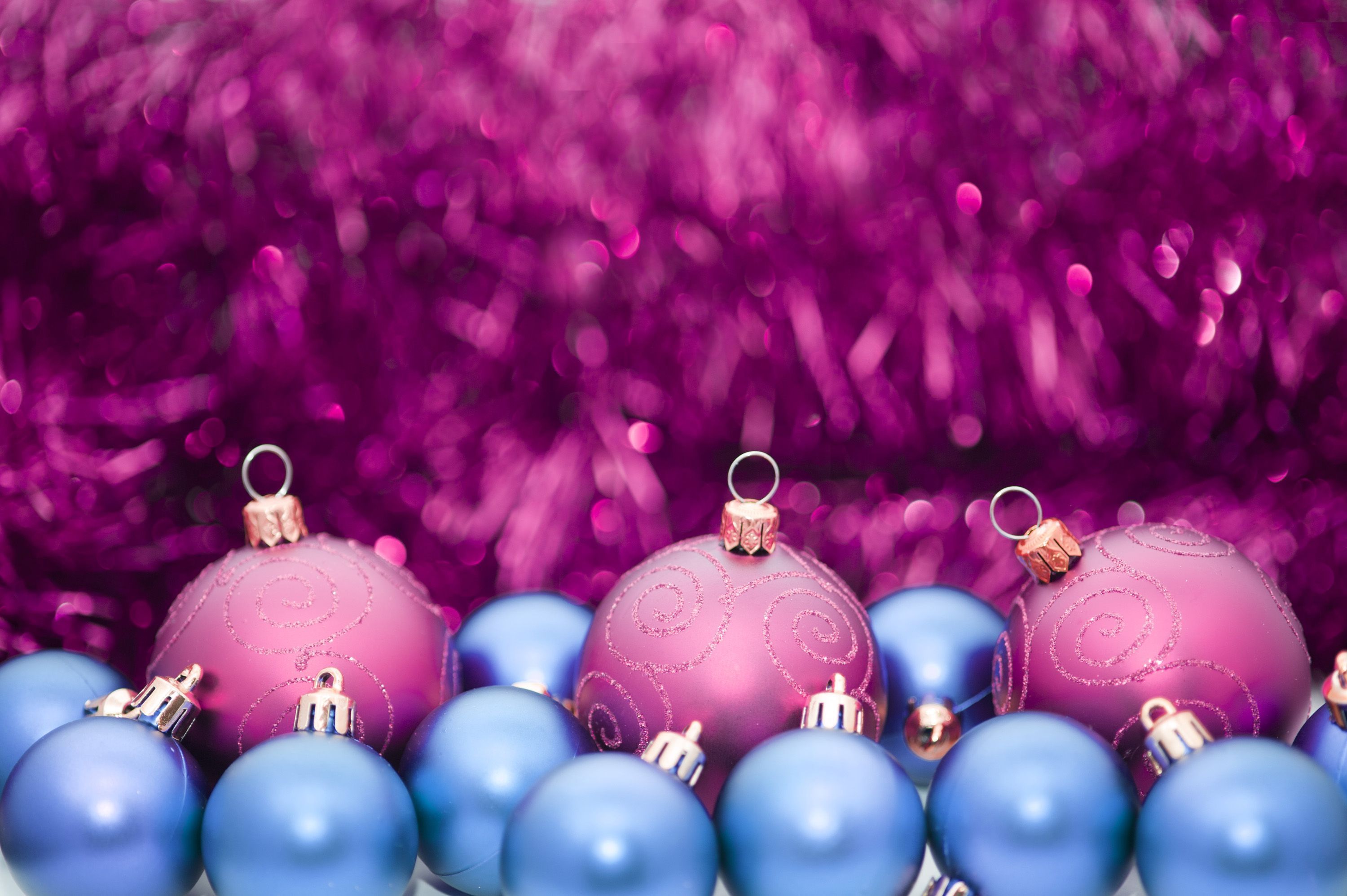 3000x1996 purple tinsel bauble background