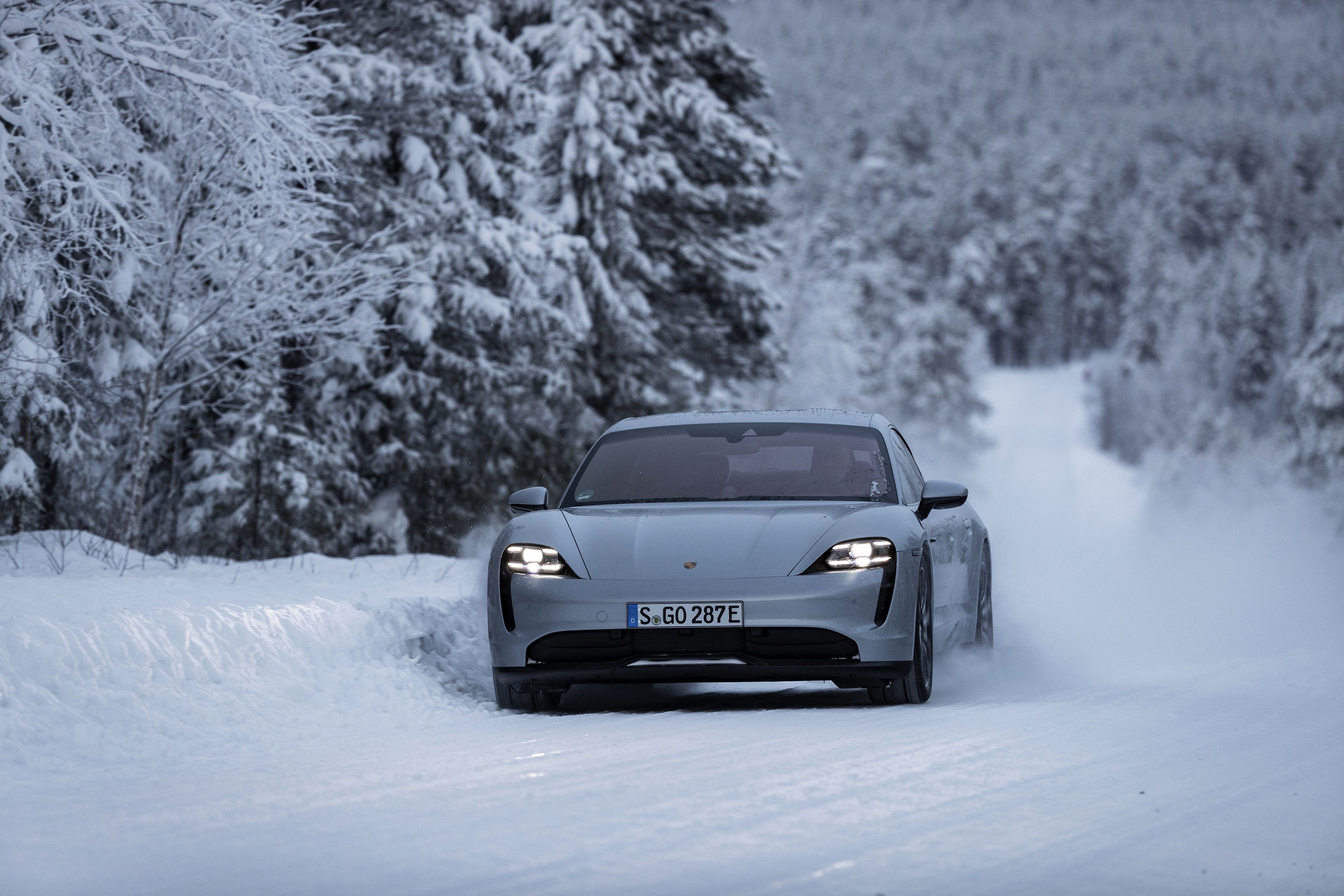 4096x2731 Download Snow Winter White Car Car