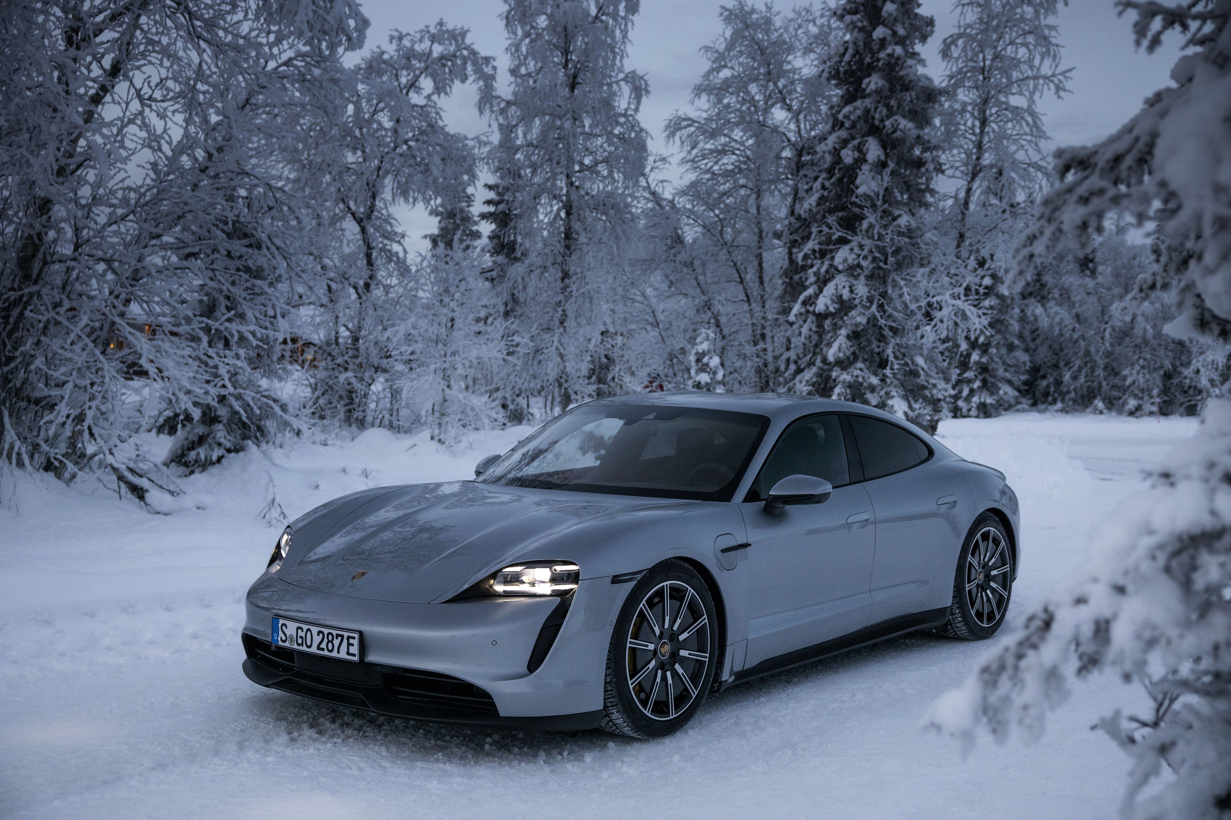 4096x2731 Download Snow Winter White Car Car