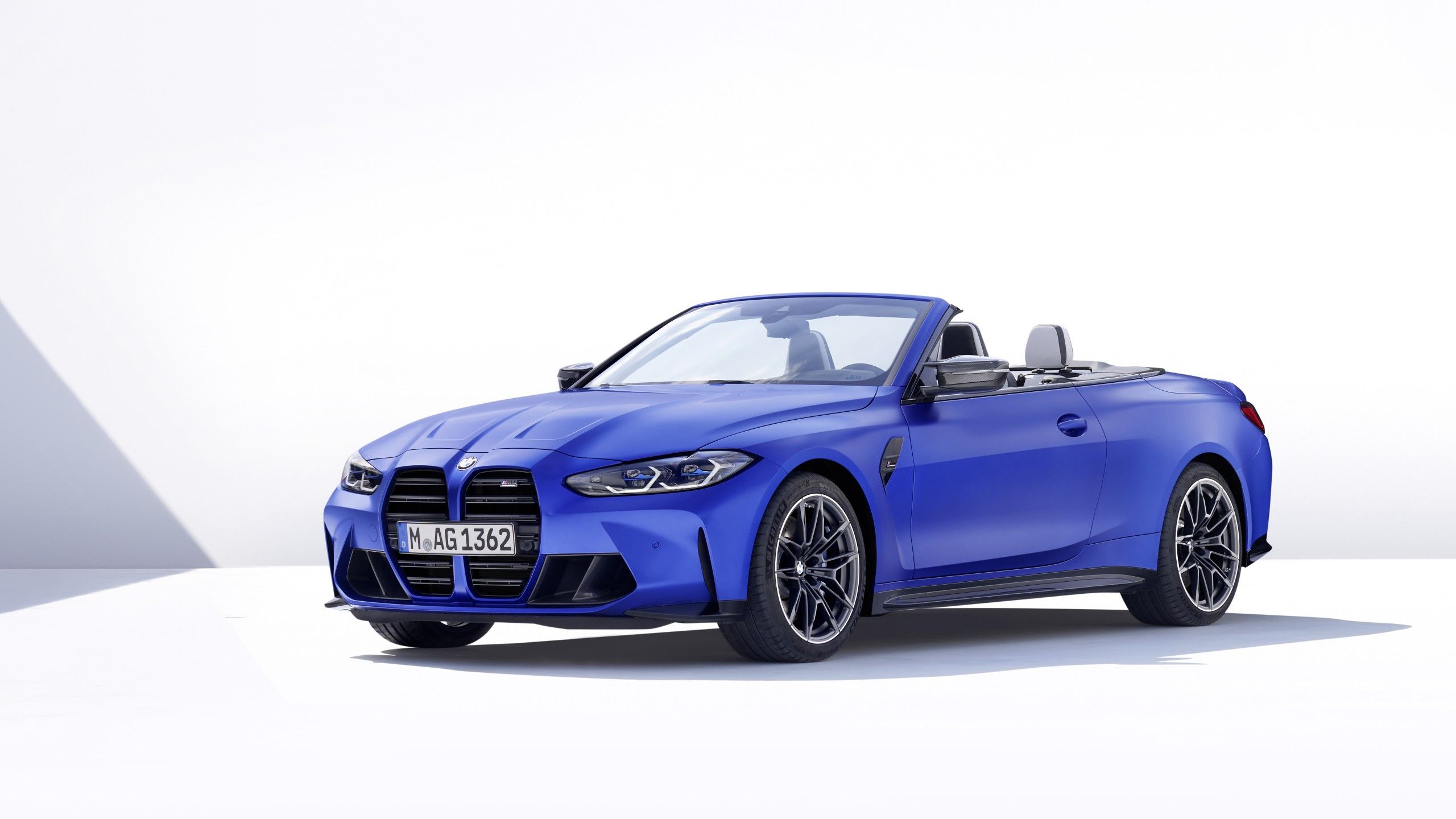 2560x1440 BMW M4 Competition M xDrive Cabrio 2021