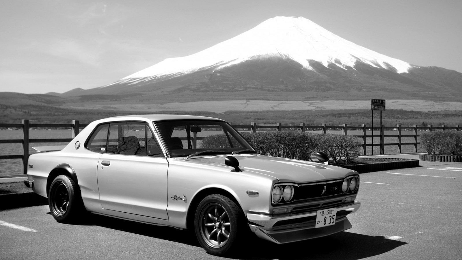 1600x900 Nissan Skyline 2000 GT R In Front