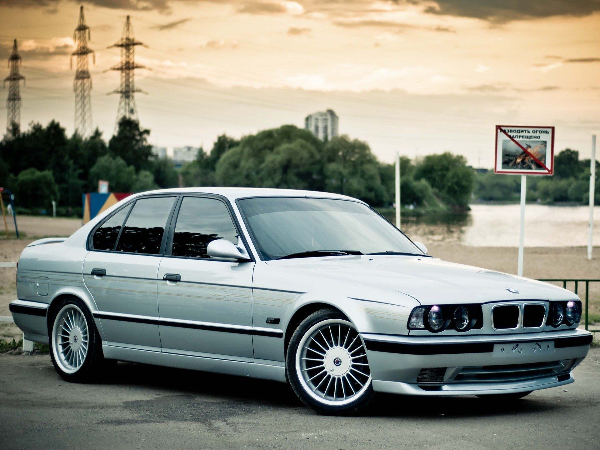 1920x1440 BMW M5 E34 Wallpaper