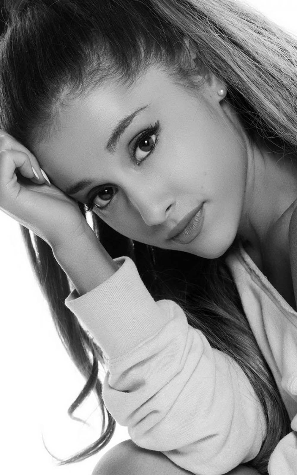 1000x1600 Ariana Grande Black And White Free 4K Ultra HD Mobile Wallpaper