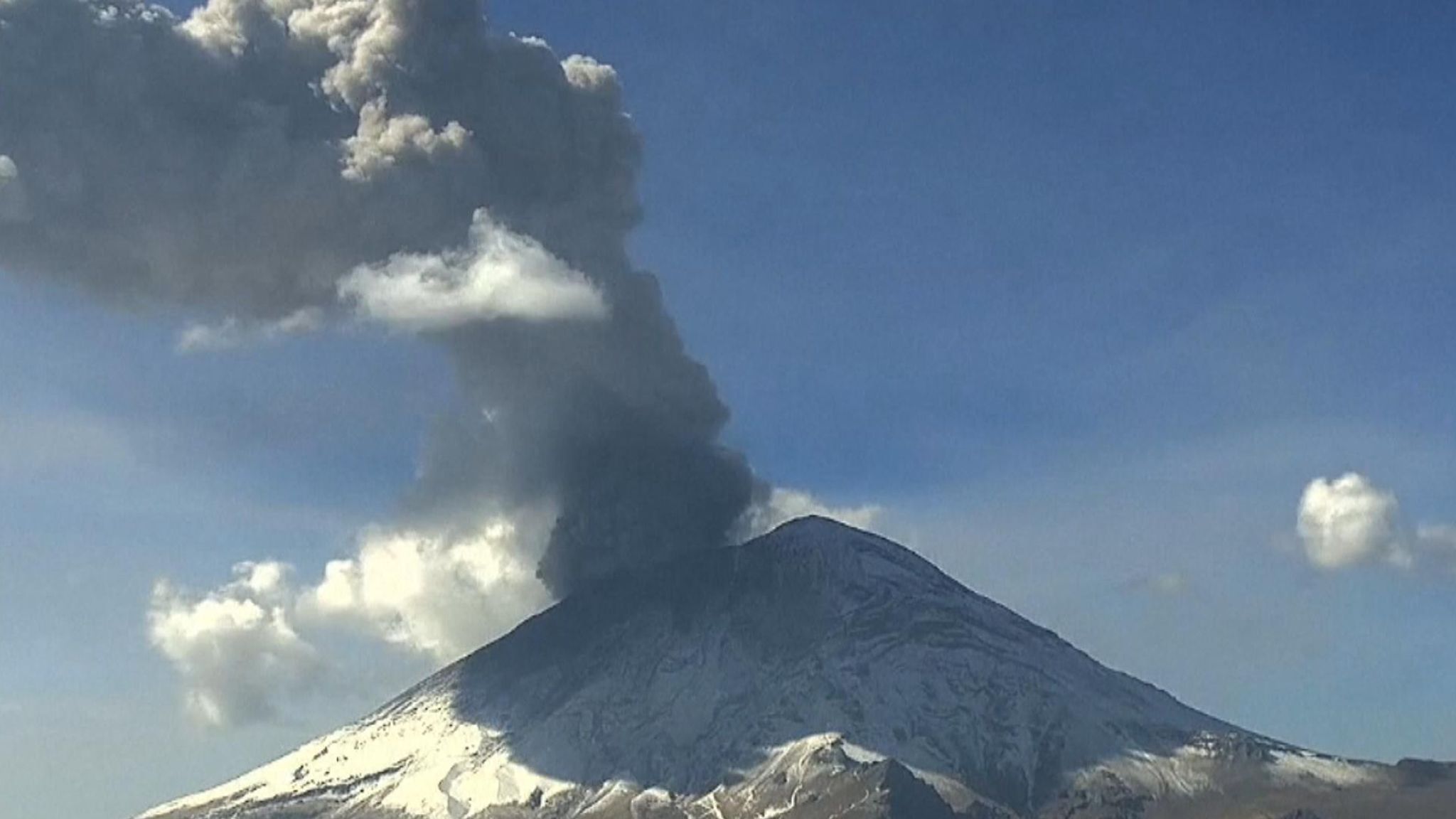 2048x1152 Popocatepetl volcano in Mexico spews