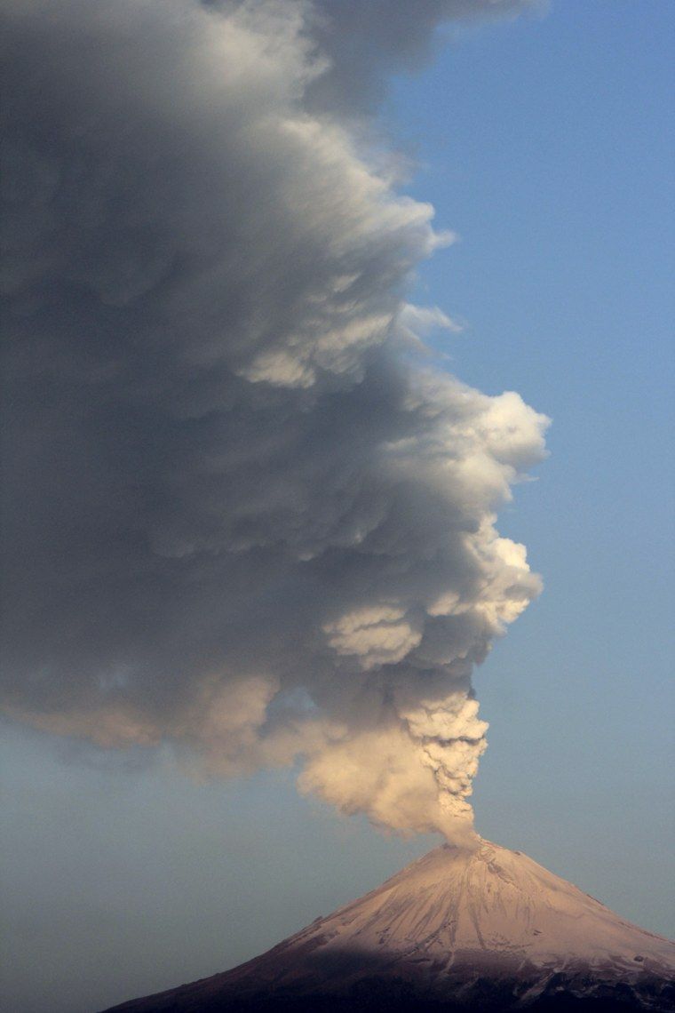 760x1140 Popocatepetl volcano in Mexico rumbles