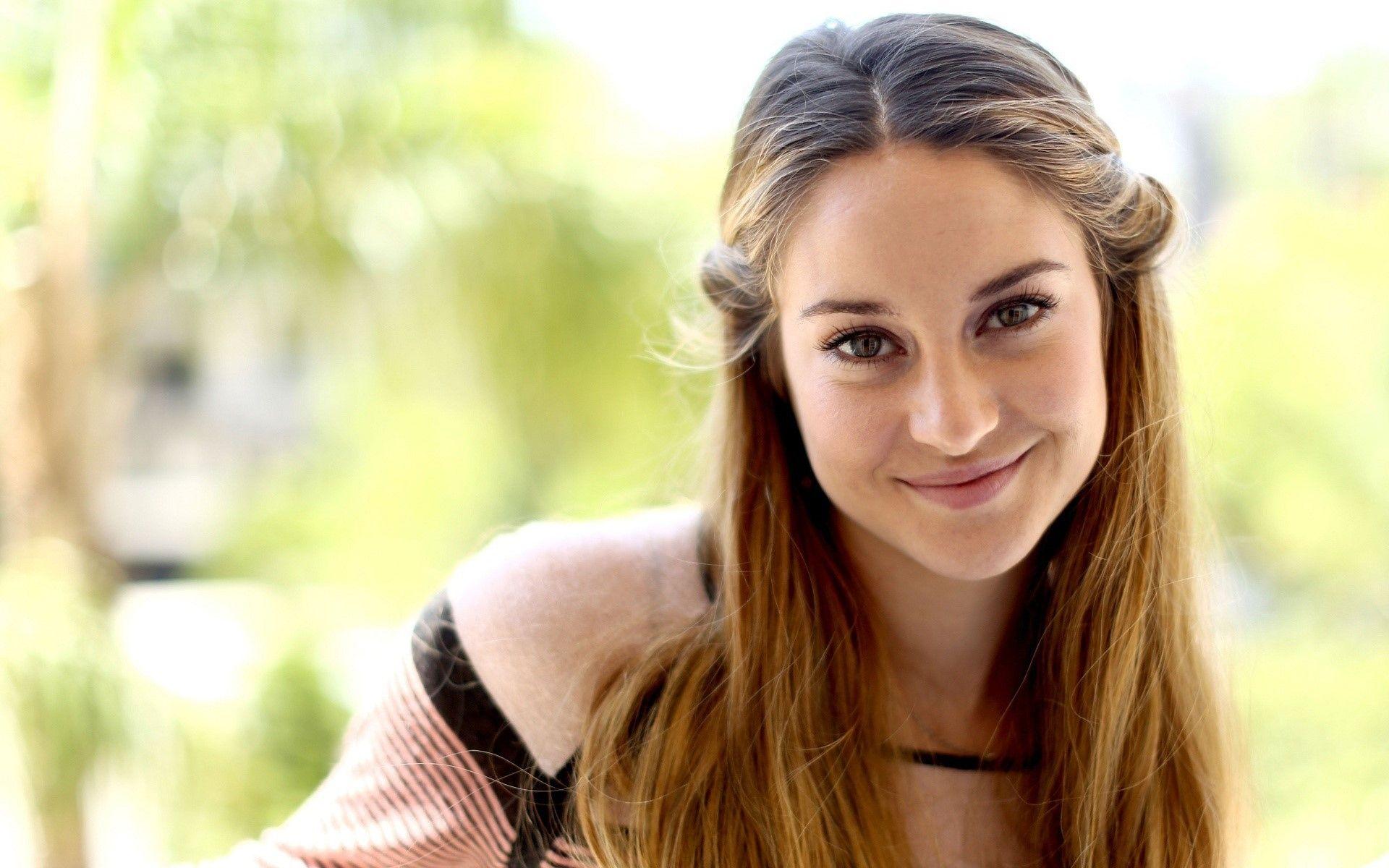 1920x1200 Shailene Woodley smiling Wallpaper Full HD