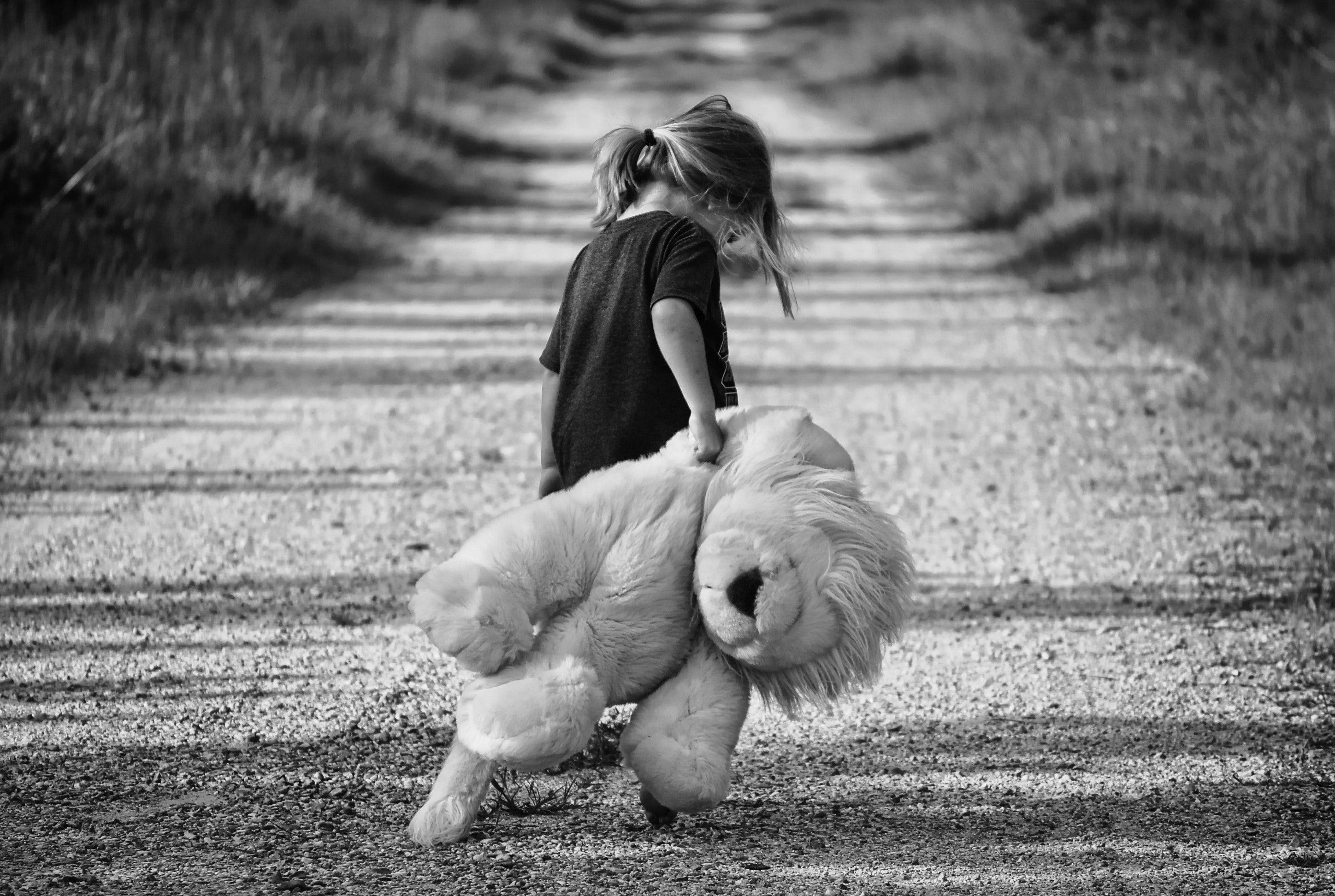 2896x1944 Girl Black and White Wallpaper
