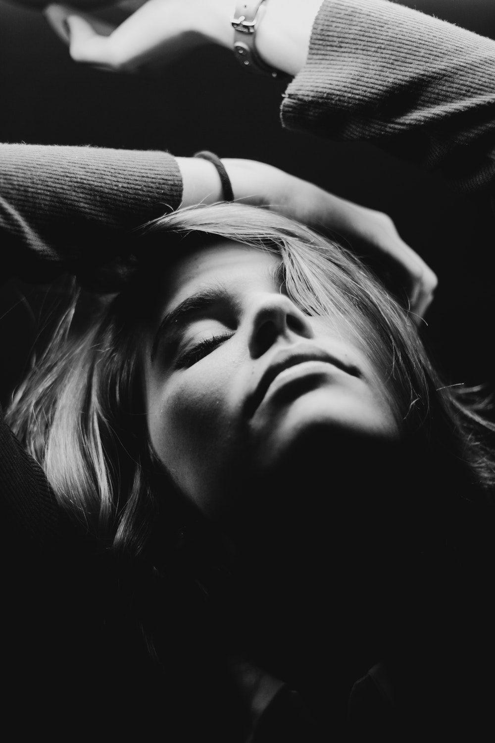 1000x1500 Girl Model Black and White Photo wallpaper