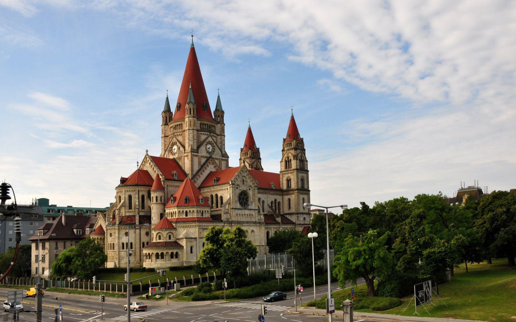 1680x1050 Cathedral in Vienna Austria