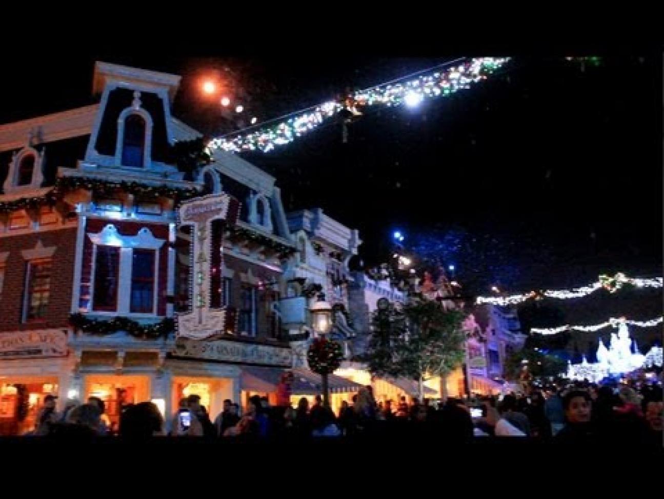 1295x972 Disneyland Christmas Town With Snowy Main Street id: 26907