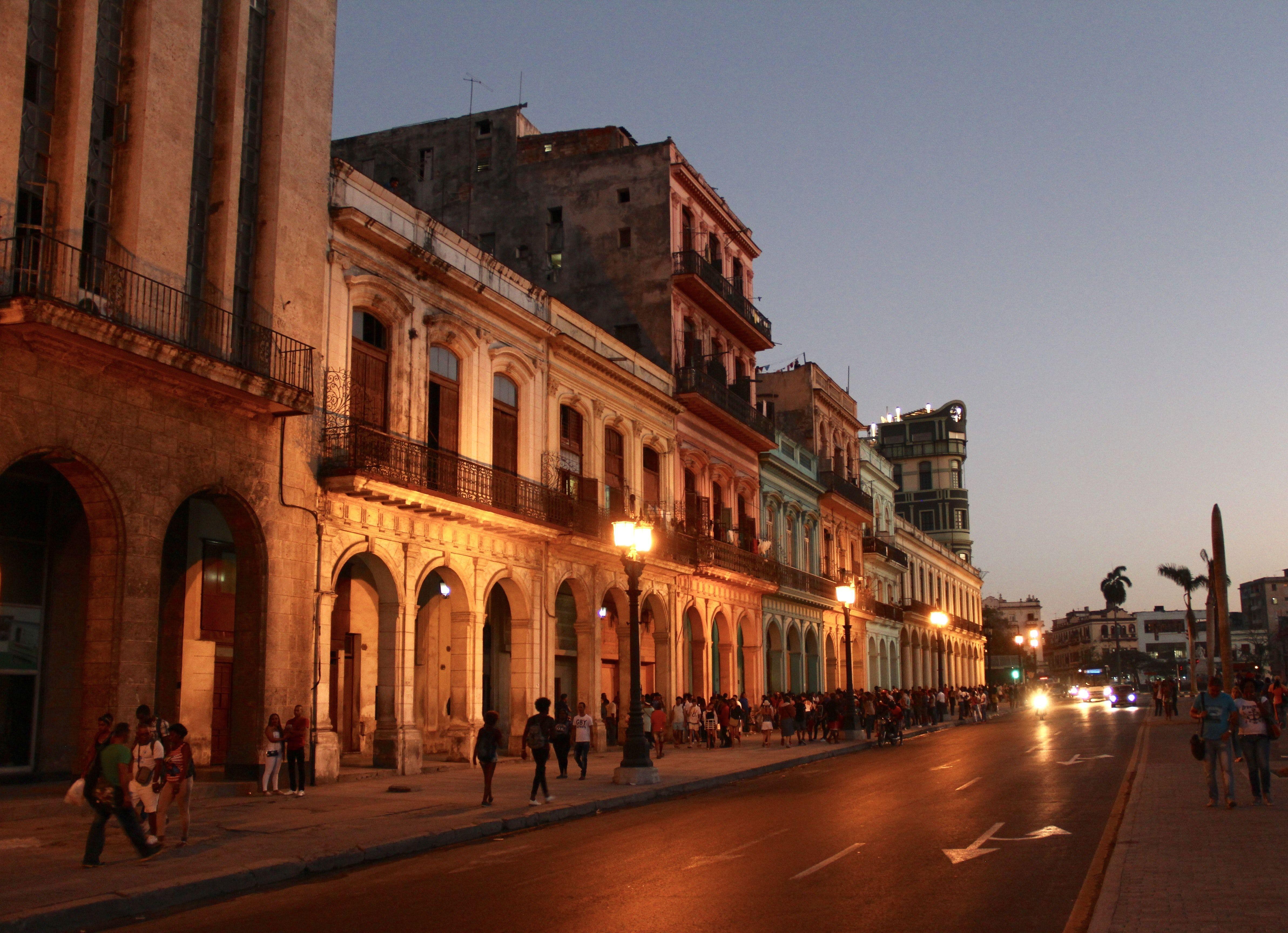 Кубинские города. Гавана Куба архитектура. Куба Гавана улицы. Столица Кубы Гавана. Старинная архитектура Гавана.
