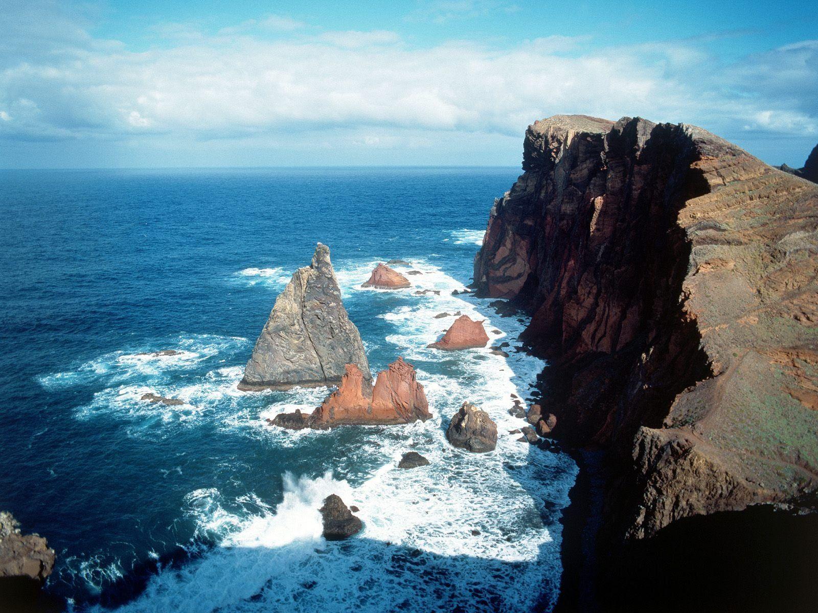 1600x1200 Waterfront Near Madeira, Portugal