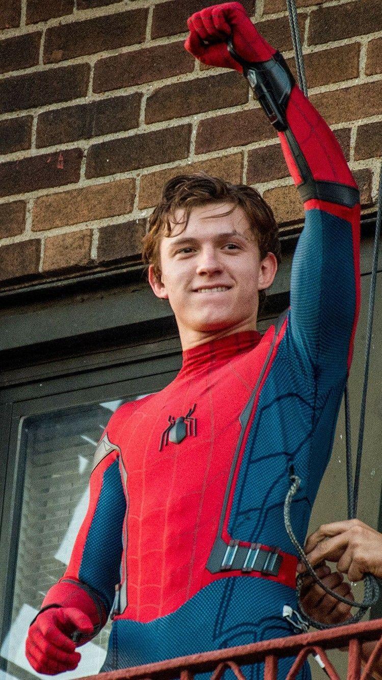 750x1334 Spider Man Peter Parker Tom Holland, HD Wallpaper