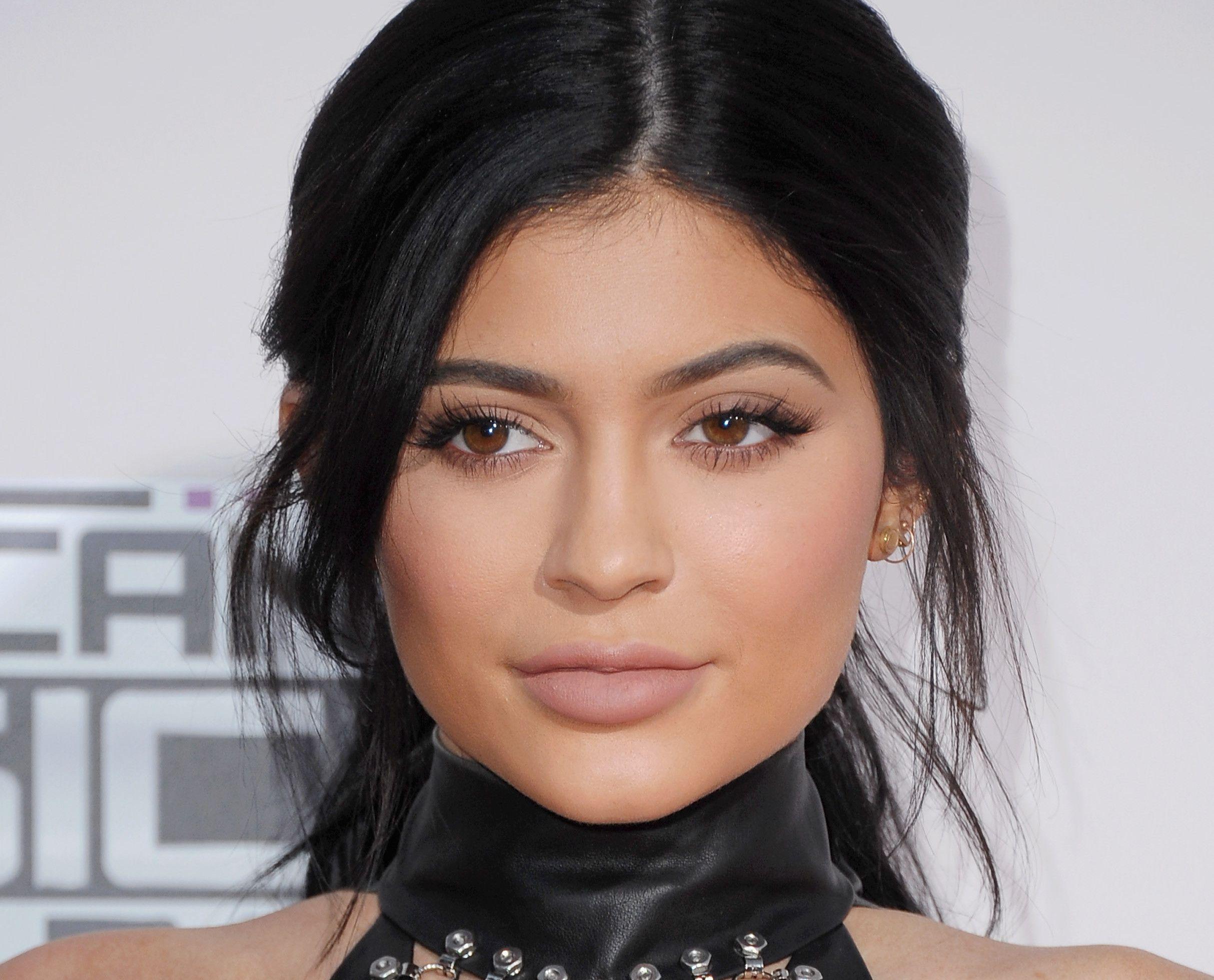 2427x1960 Kylie Jenner Wallpaper background picture