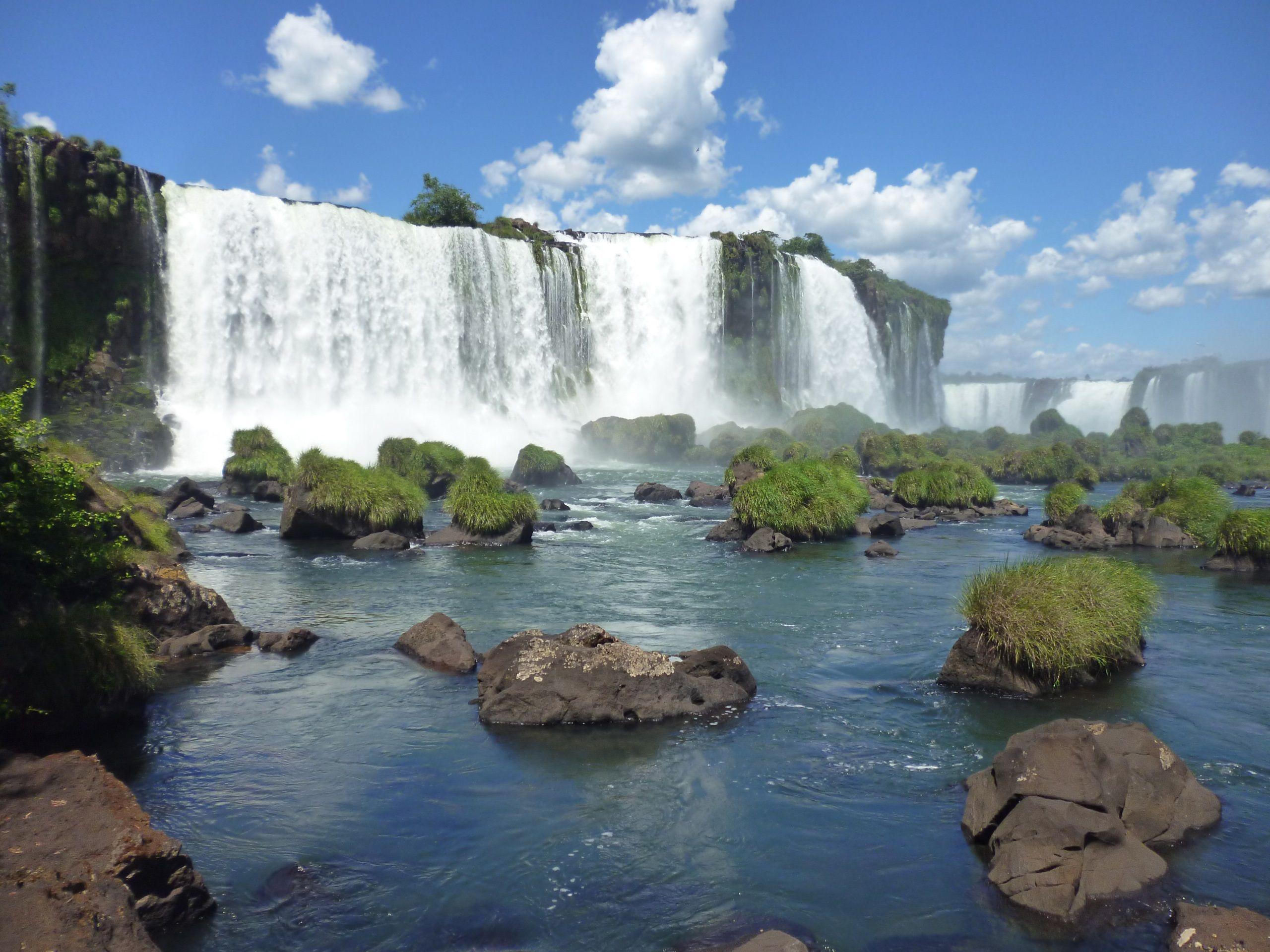 2560x1920 Hình nền Thác Iguazu Brazil, Đá, cỏ, trời xanh