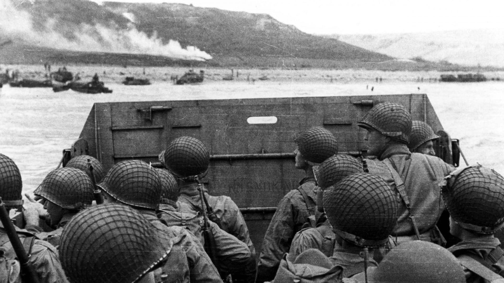 1920x1080 Grayscale photography of group of army near body of water, World War II, Omaha Beach HD wallpaper